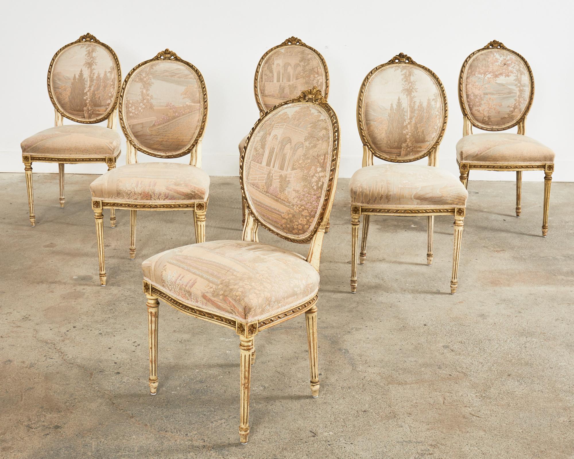 Satz von sechs französischen bemalten Esszimmerstühlen im Louis-XVI-Stil (Louis XVI.) im Angebot
