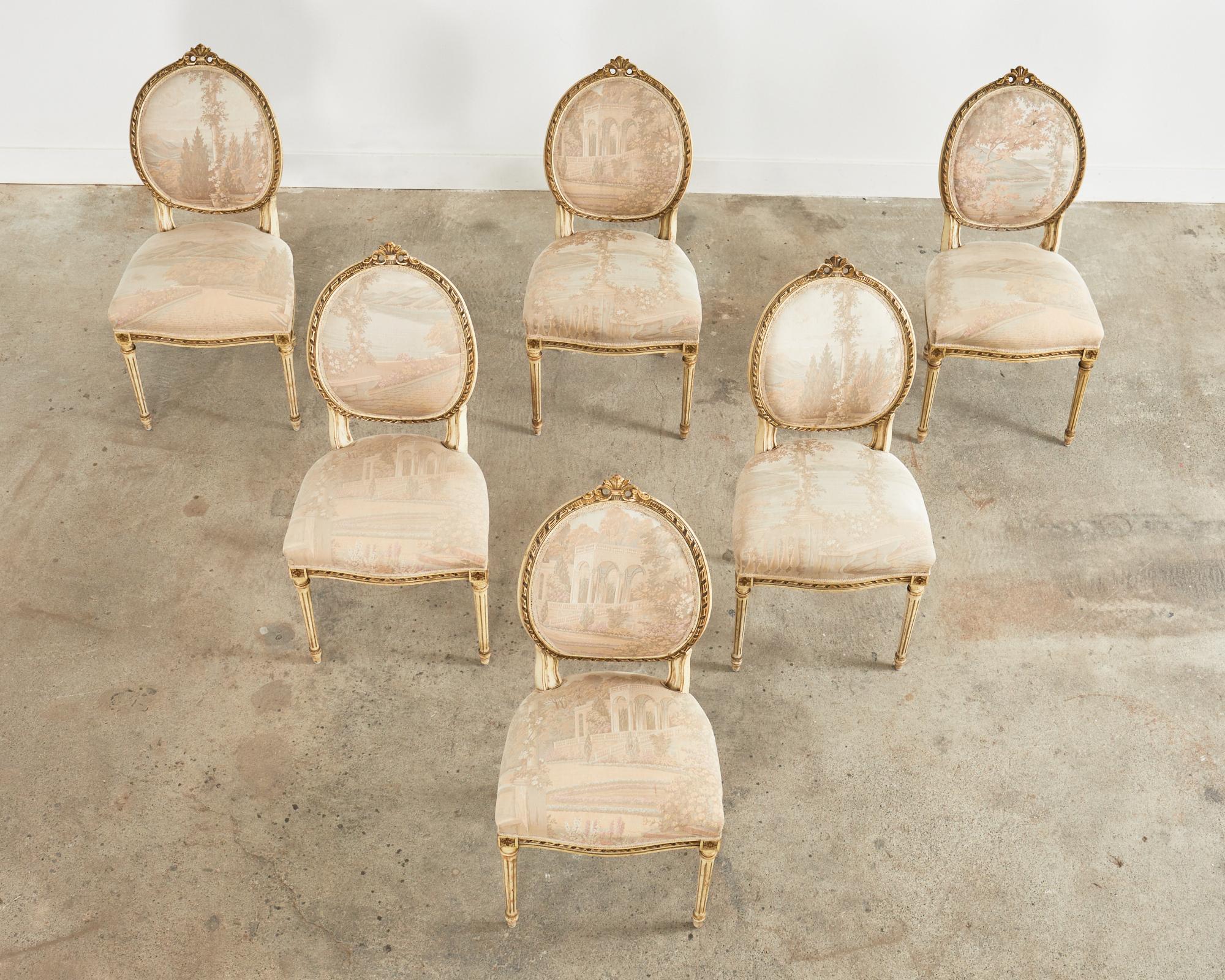 Peint Ensemble de six chaises de salle à manger françaises peintes de style Louis XVI en vente