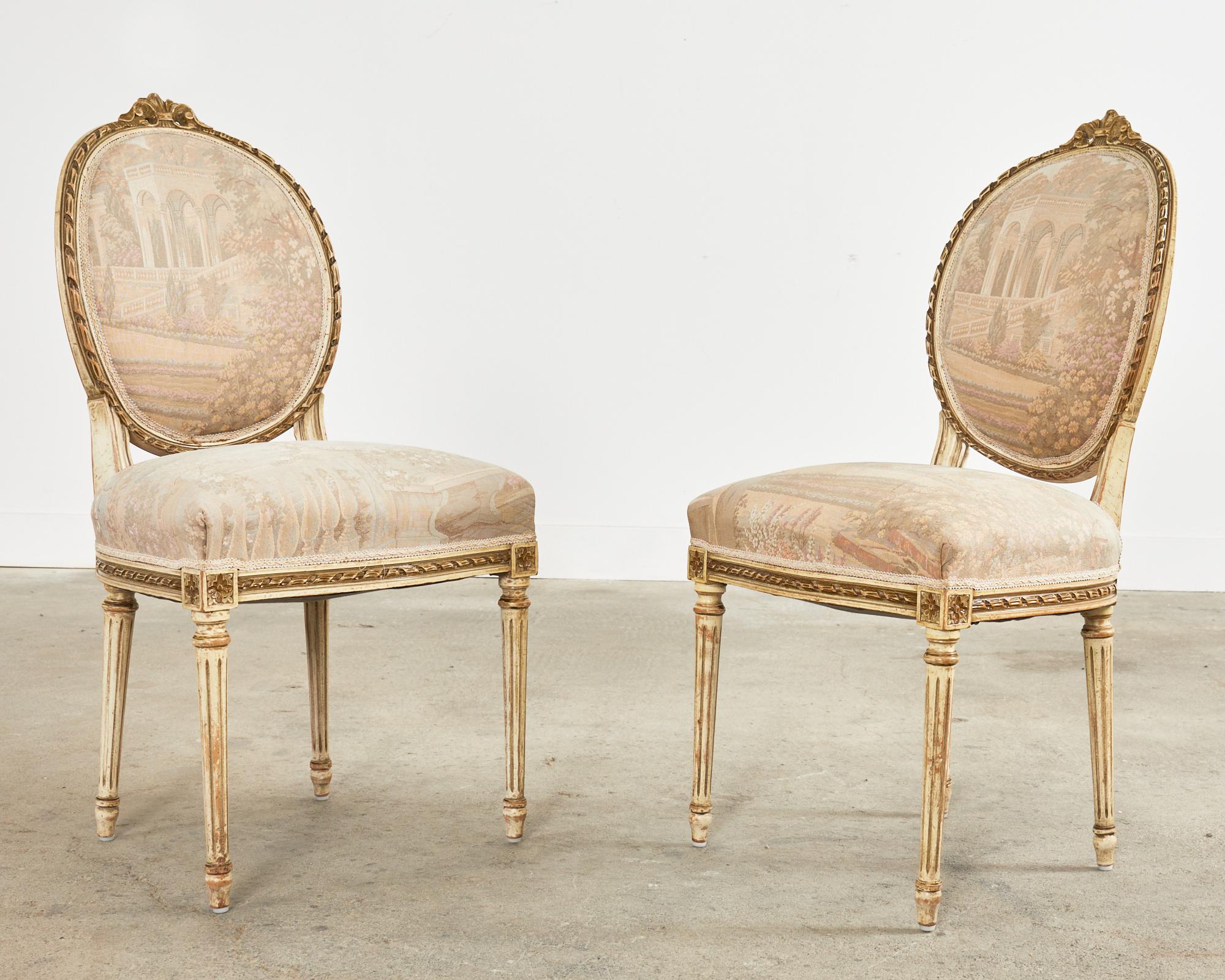 Satz von sechs französischen bemalten Esszimmerstühlen im Louis-XVI-Stil (19. Jahrhundert) im Angebot