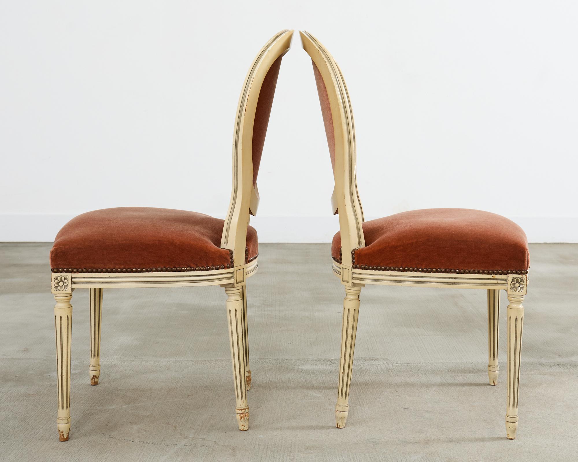 Set di sei sedie da pranzo francesi in stile Luigi XVI dipinte con mohair in vendita 3