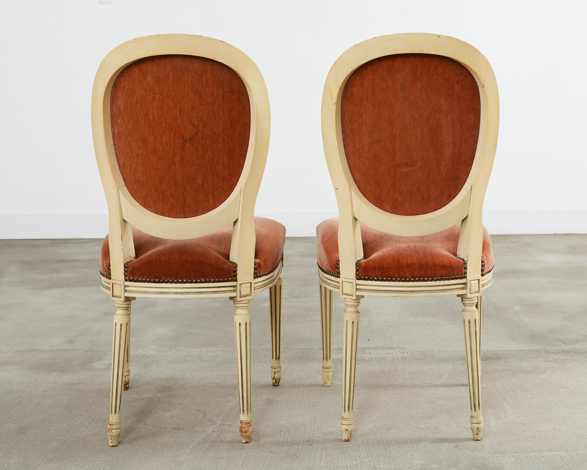 Set di sei sedie da pranzo francesi in stile Luigi XVI dipinte con mohair in vendita 4