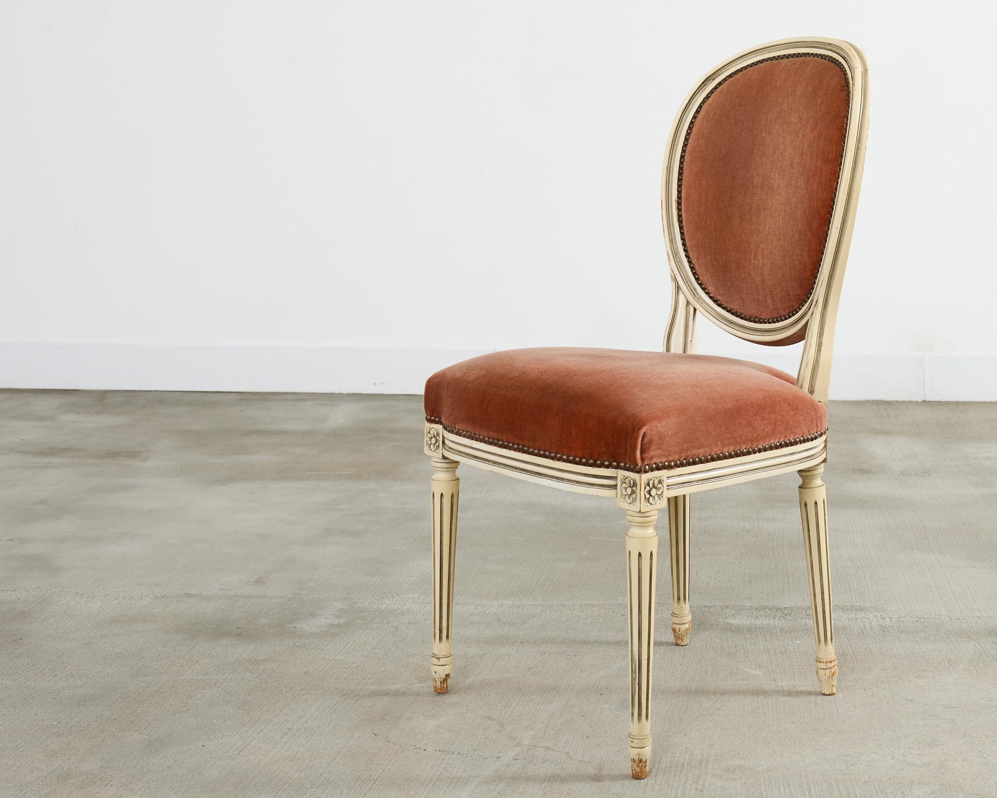 Set di sei sedie da pranzo francesi in stile Luigi XVI dipinte con mohair in vendita 5