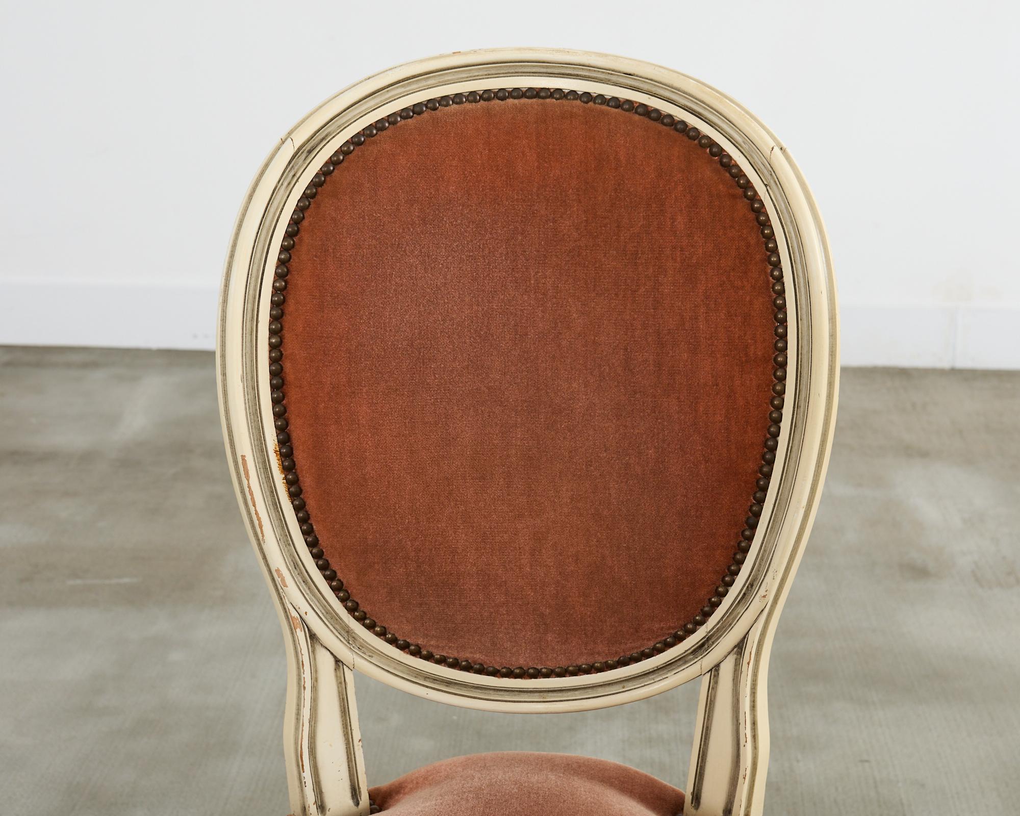 Set di sei sedie da pranzo francesi in stile Luigi XVI dipinte con mohair in vendita 6
