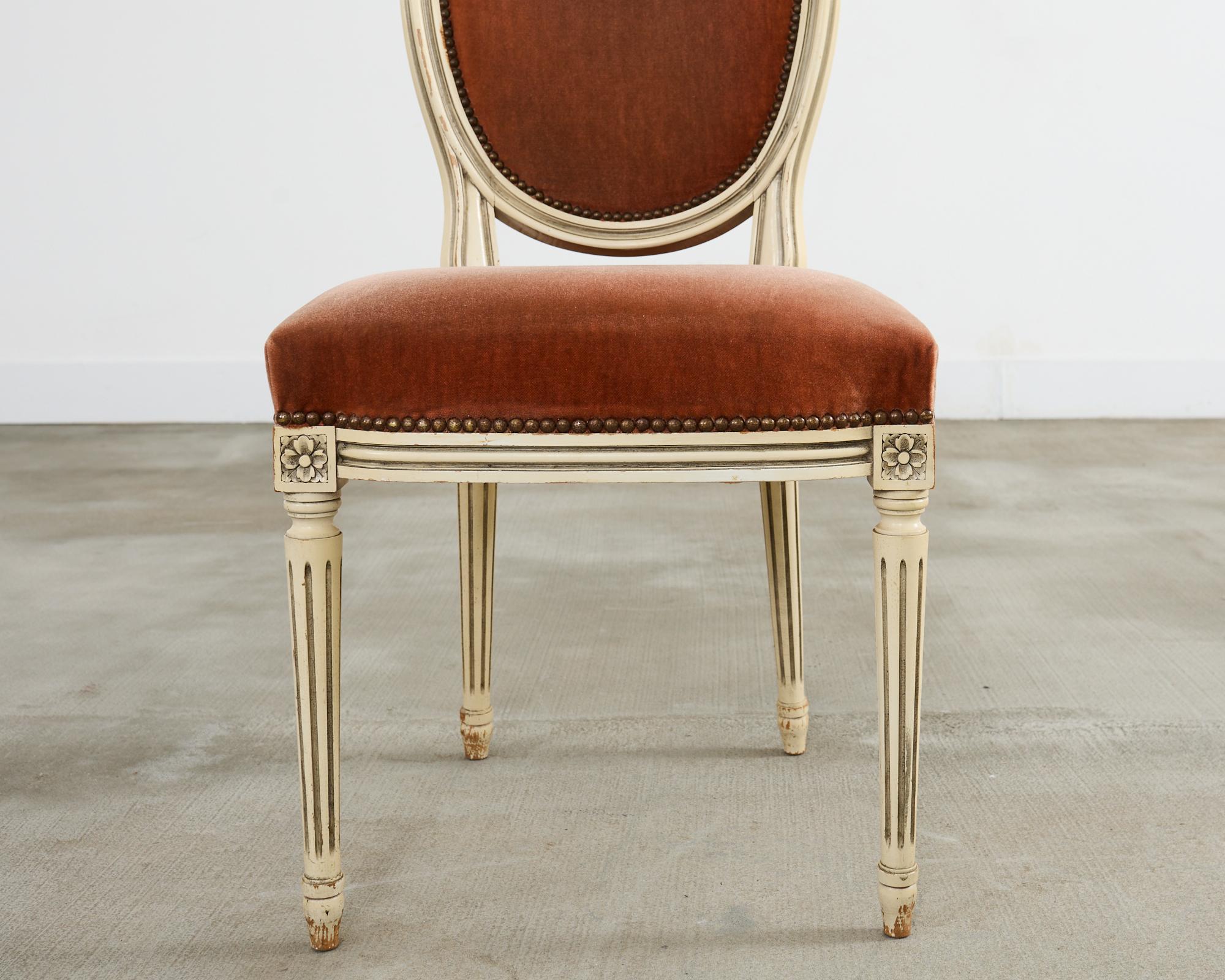 Set di sei sedie da pranzo francesi in stile Luigi XVI dipinte con mohair in vendita 7