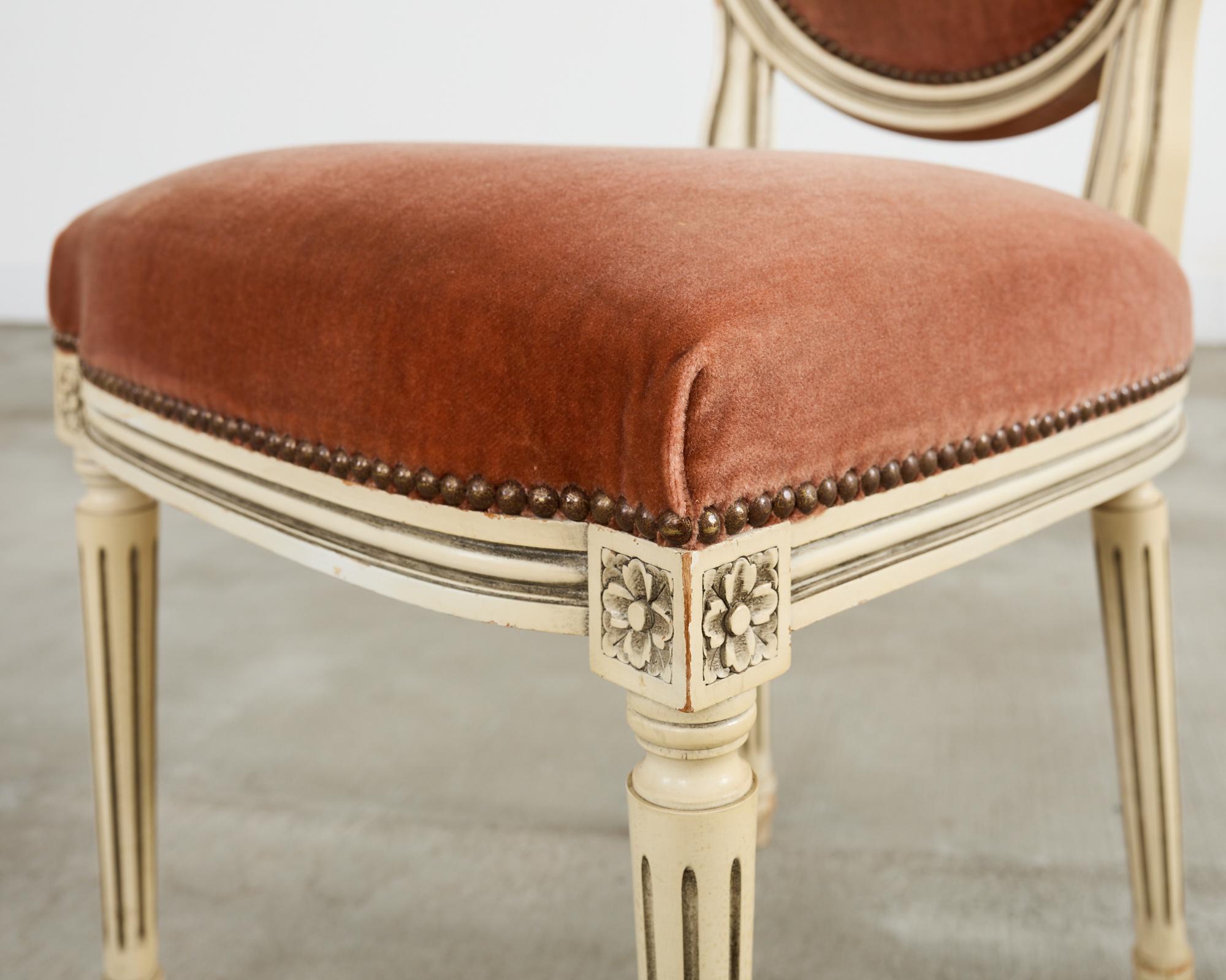 Set di sei sedie da pranzo francesi in stile Luigi XVI dipinte con mohair in vendita 9