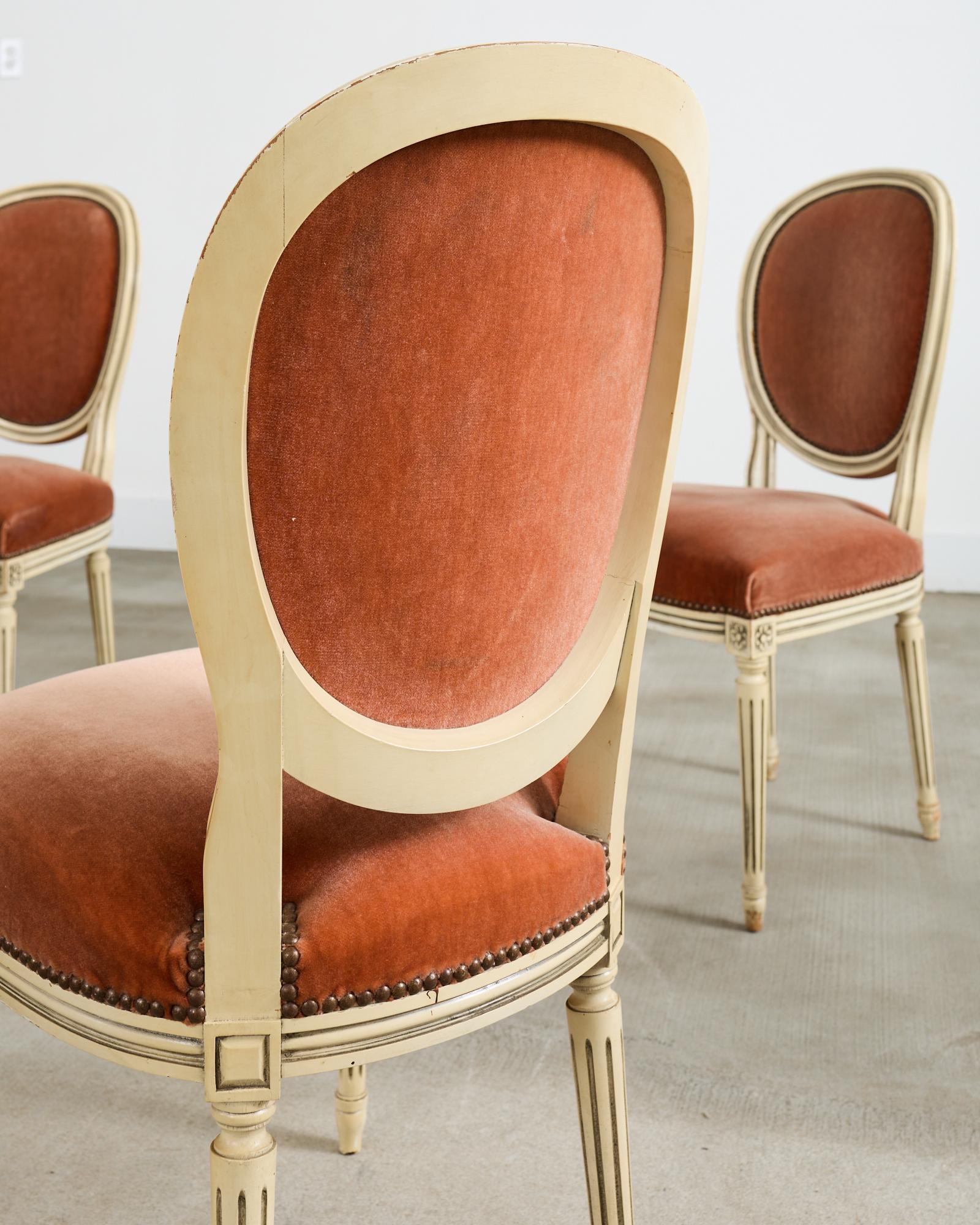 Set di sei sedie da pranzo francesi in stile Luigi XVI dipinte con mohair in vendita 12