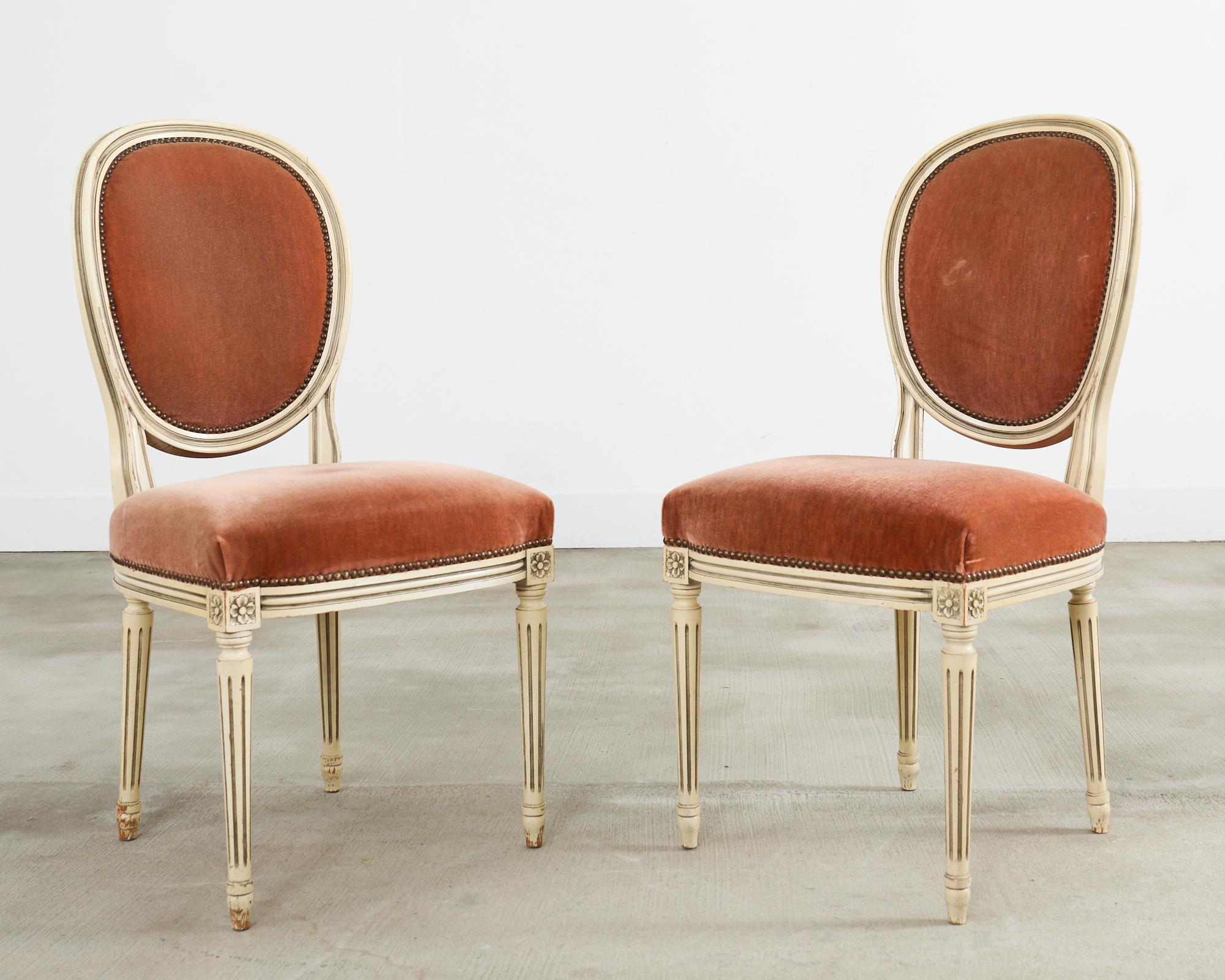 XX secolo Set di sei sedie da pranzo francesi in stile Luigi XVI dipinte con mohair in vendita