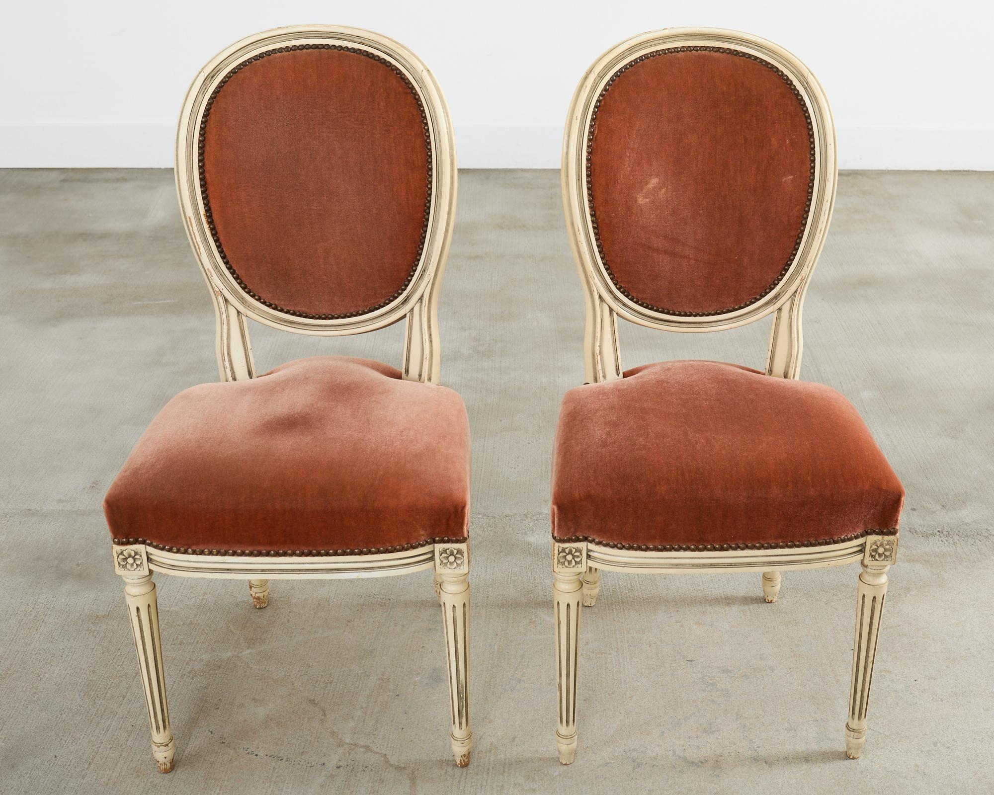 Ottone Set di sei sedie da pranzo francesi in stile Luigi XVI dipinte con mohair in vendita