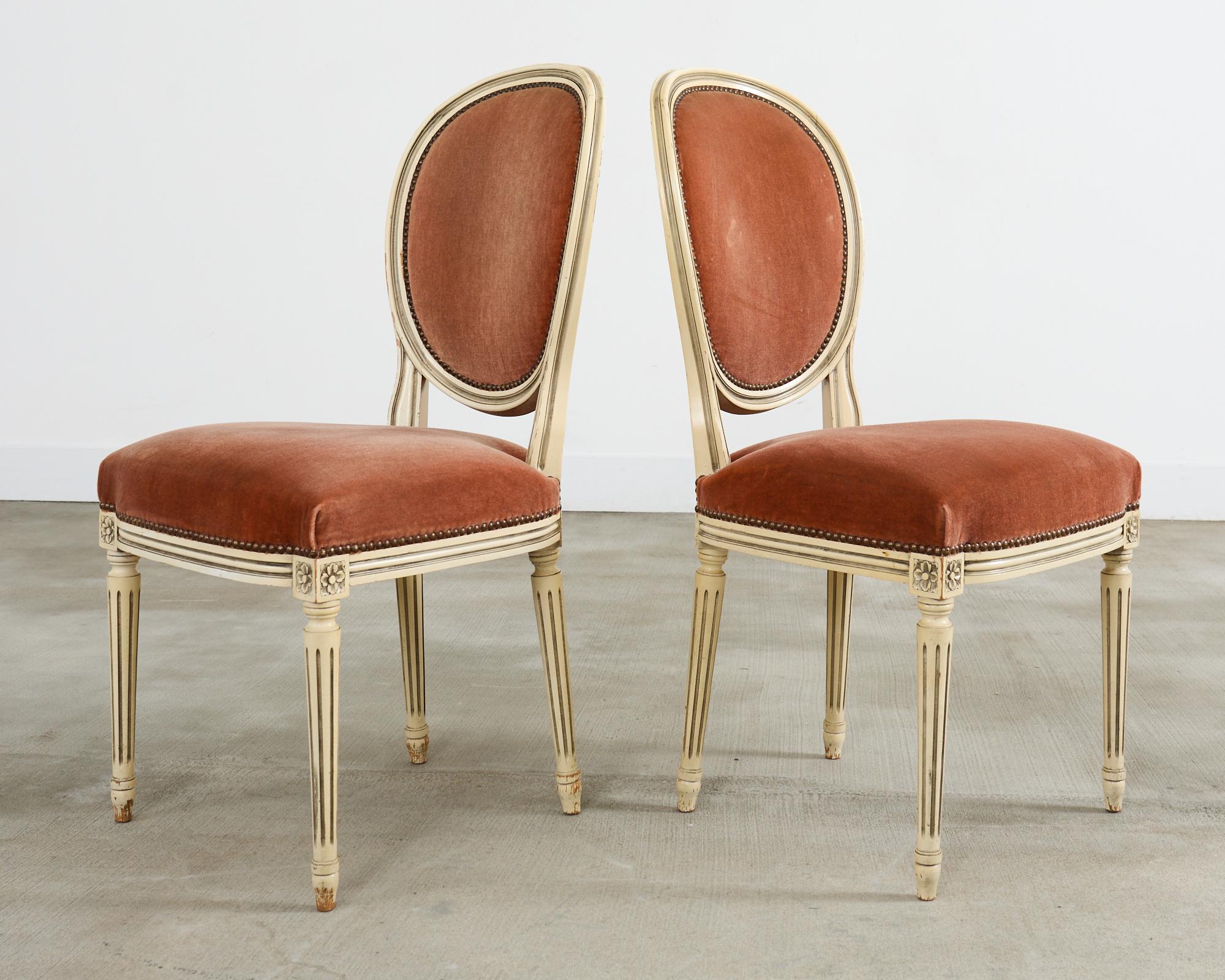 Set di sei sedie da pranzo francesi in stile Luigi XVI dipinte con mohair in vendita 1