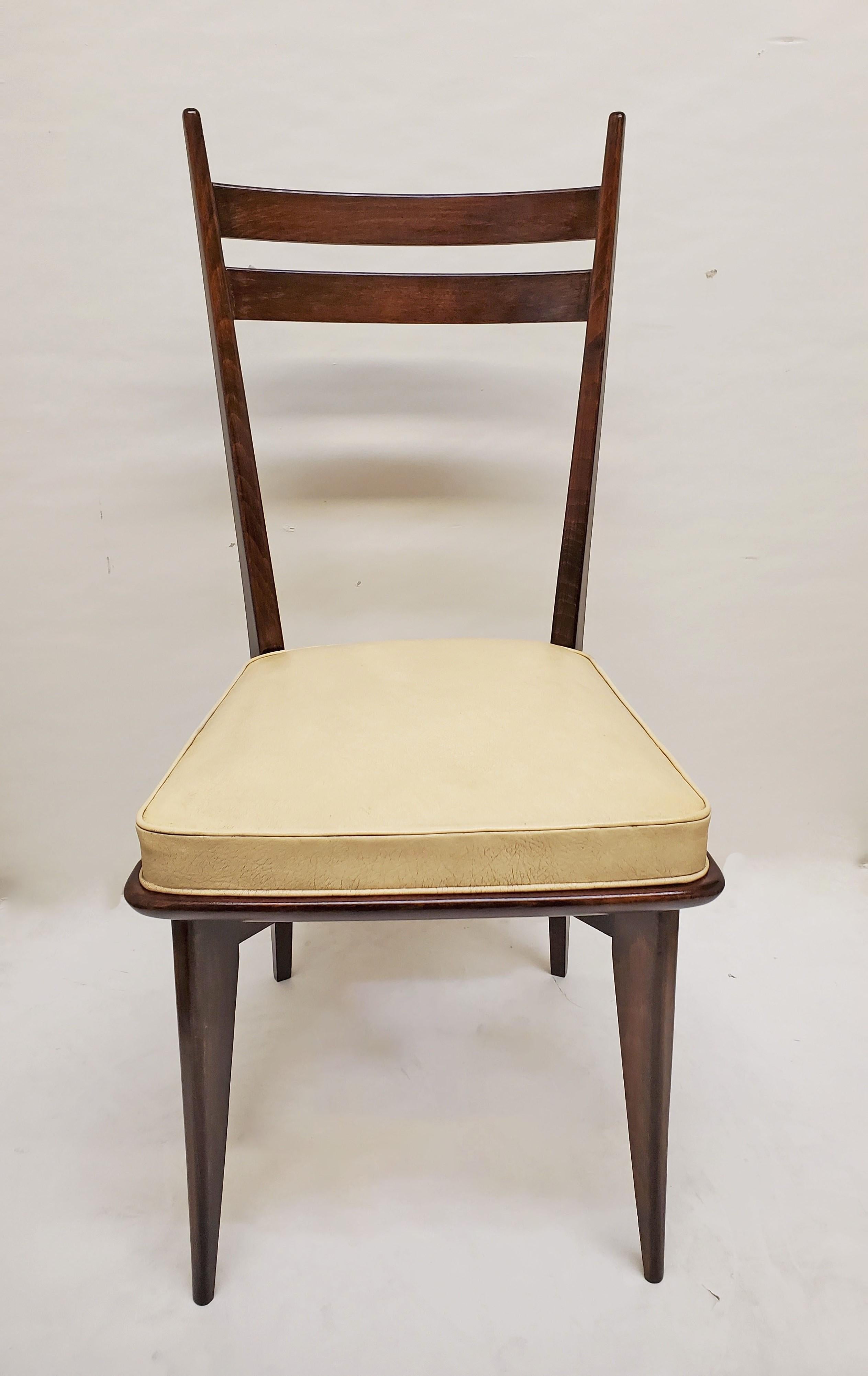 Satz von sechs originalen französischen modernistischen Esszimmerstühlen mit offenem, luftigem Gestell.
Hohe Rückenlehnen mit abgerundeten vertikalen Pfosten und horizontalen Latten schaffen einen dramatischen und ästhetischen negativen Raum