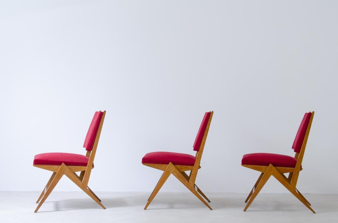 Ensemble de six chaises en chêne avec revêtement en tissu rouge.
Style moderniste, beau travail du bois.


Fabriqué en France, années 1950.