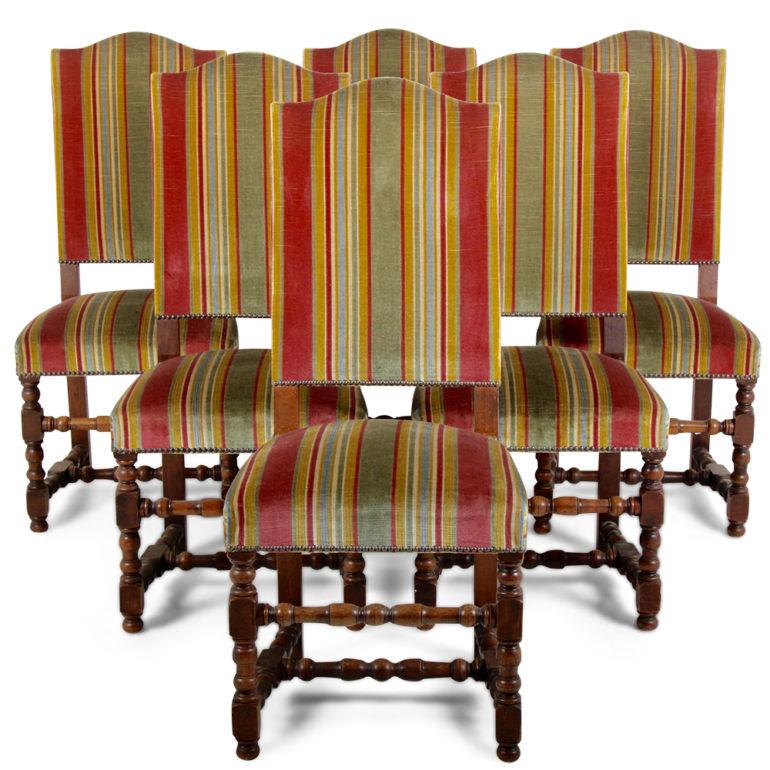 A lovely and sturdy set of oak dining chairs, suitable for everyday use, circa 1930.


 