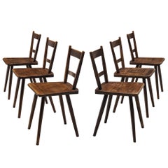 Set di dodici sedie da pranzo pastorali francesi in Wood tinto