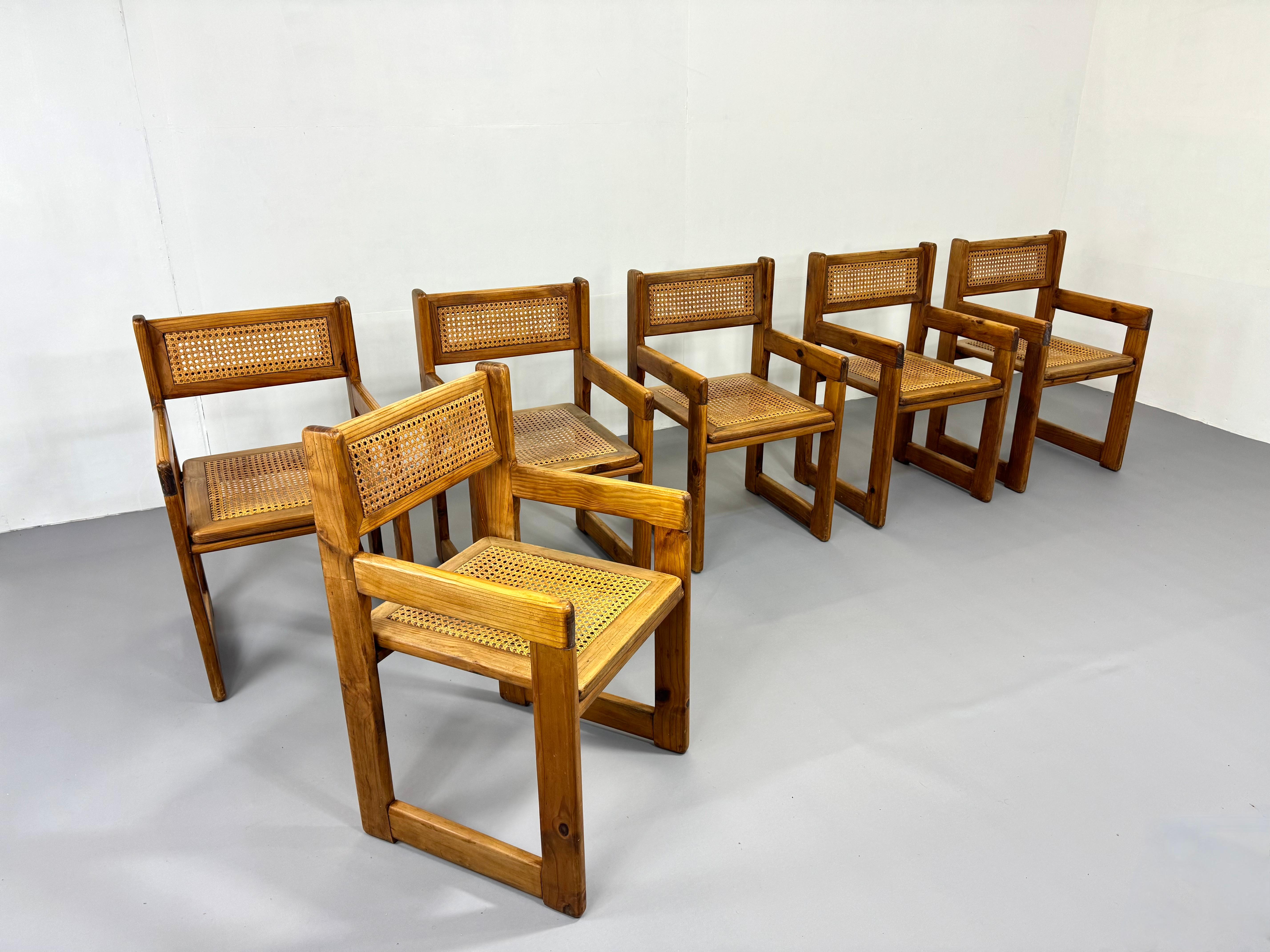Ensemble de six chaises françaises en pin et cordon de papier avec table  en vente 3