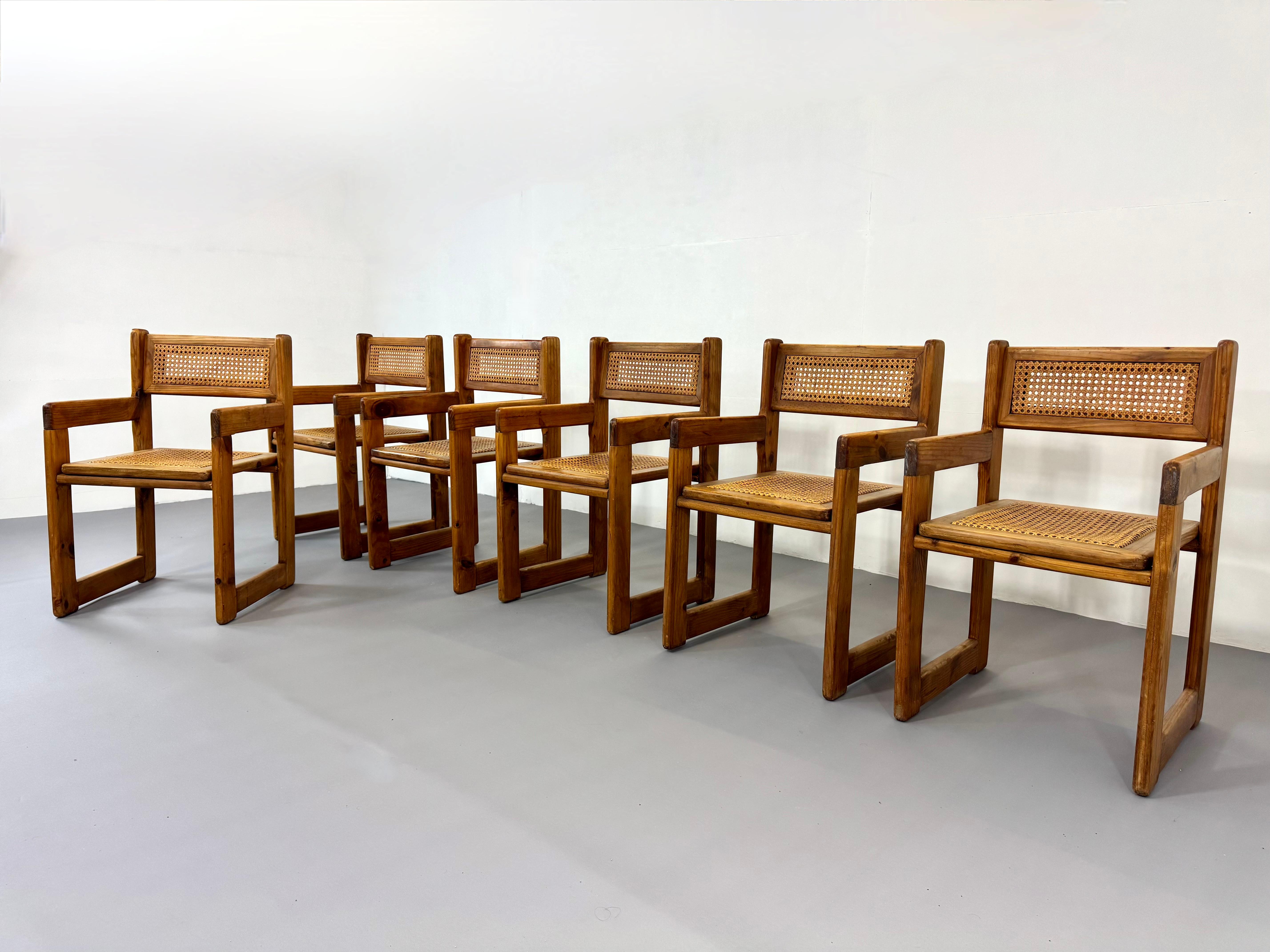 Ensemble de six chaises françaises en pin et cordon de papier avec table  en vente 1