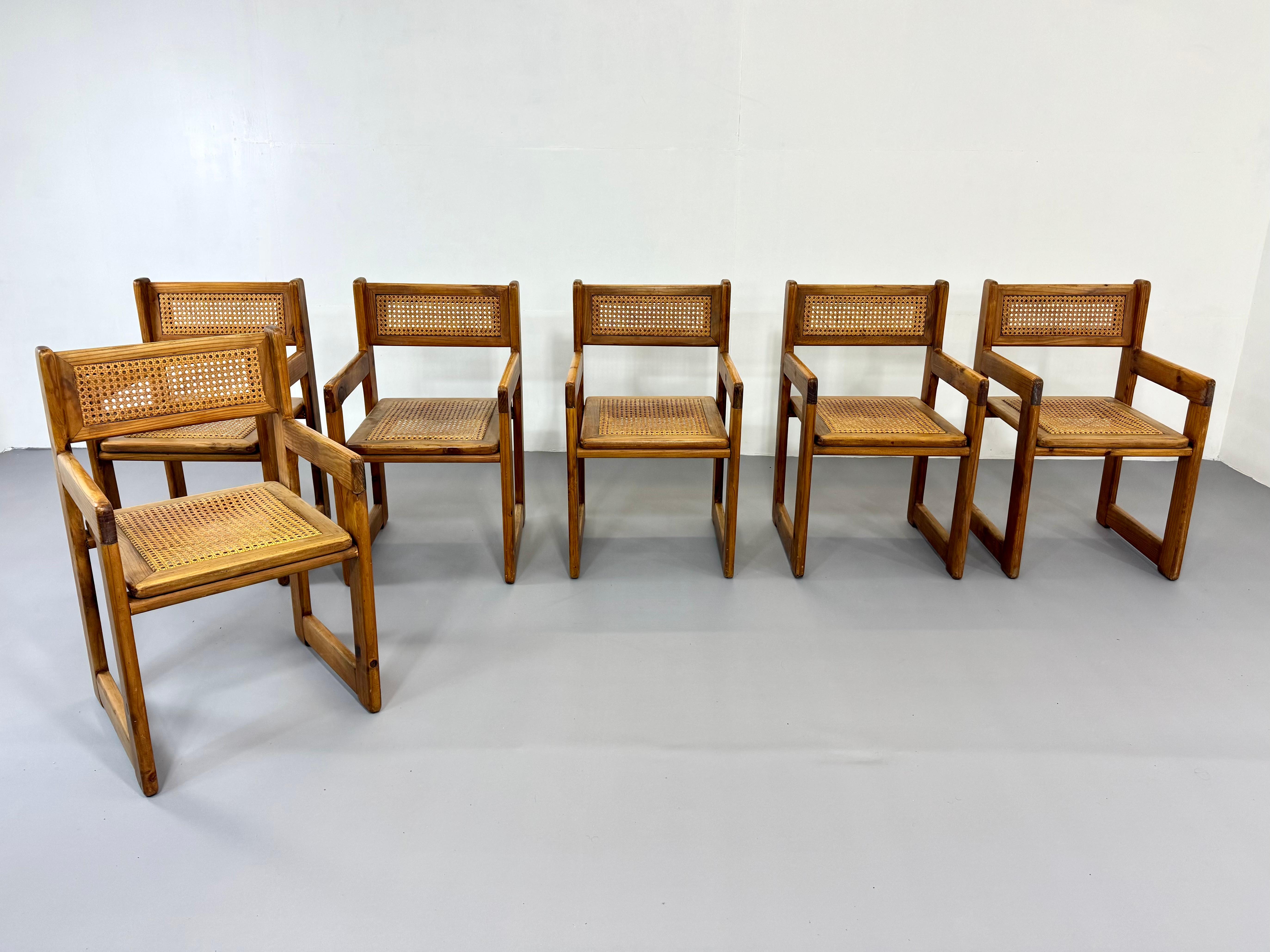 Ensemble de six chaises françaises en pin et cordon de papier avec table  en vente 2