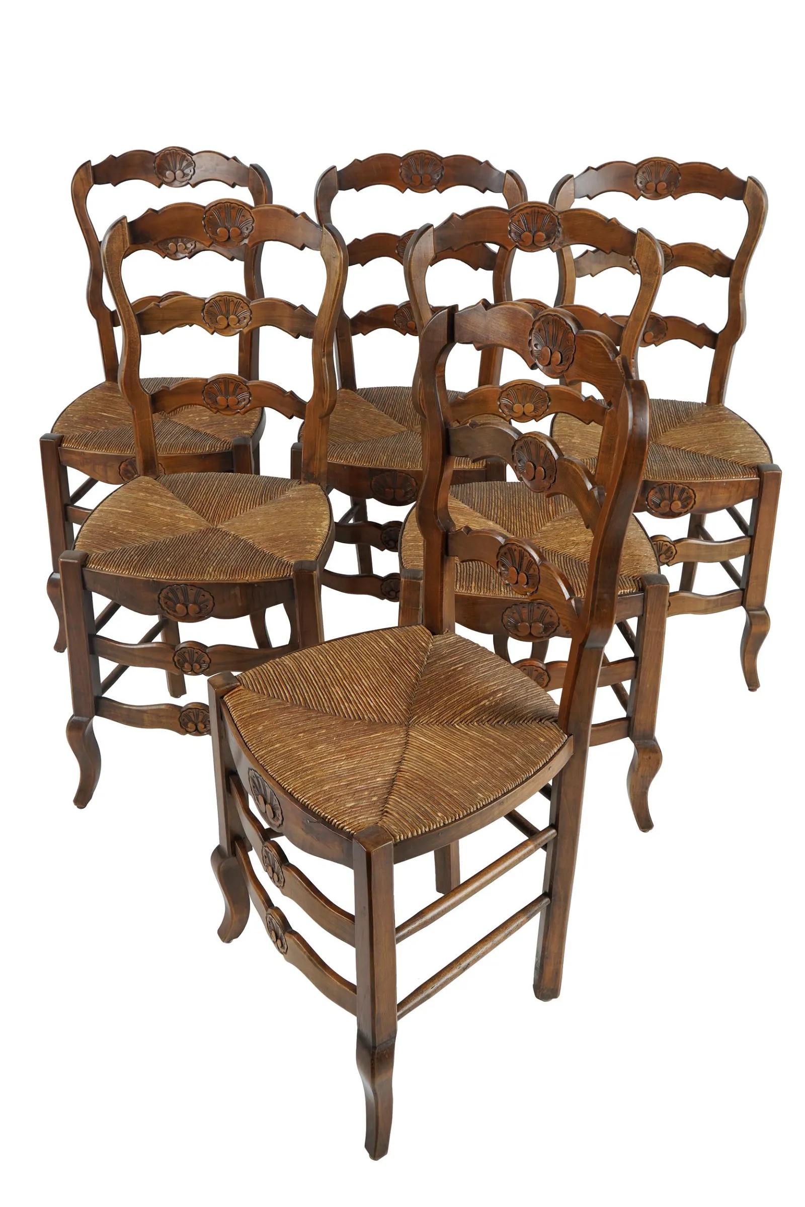 Ensemble de six chaises de salle à manger en hêtre sculpté de style provincial français, avec sièges en jonc tissé à la main, milieu du 19e siècle. Fabriqué en France