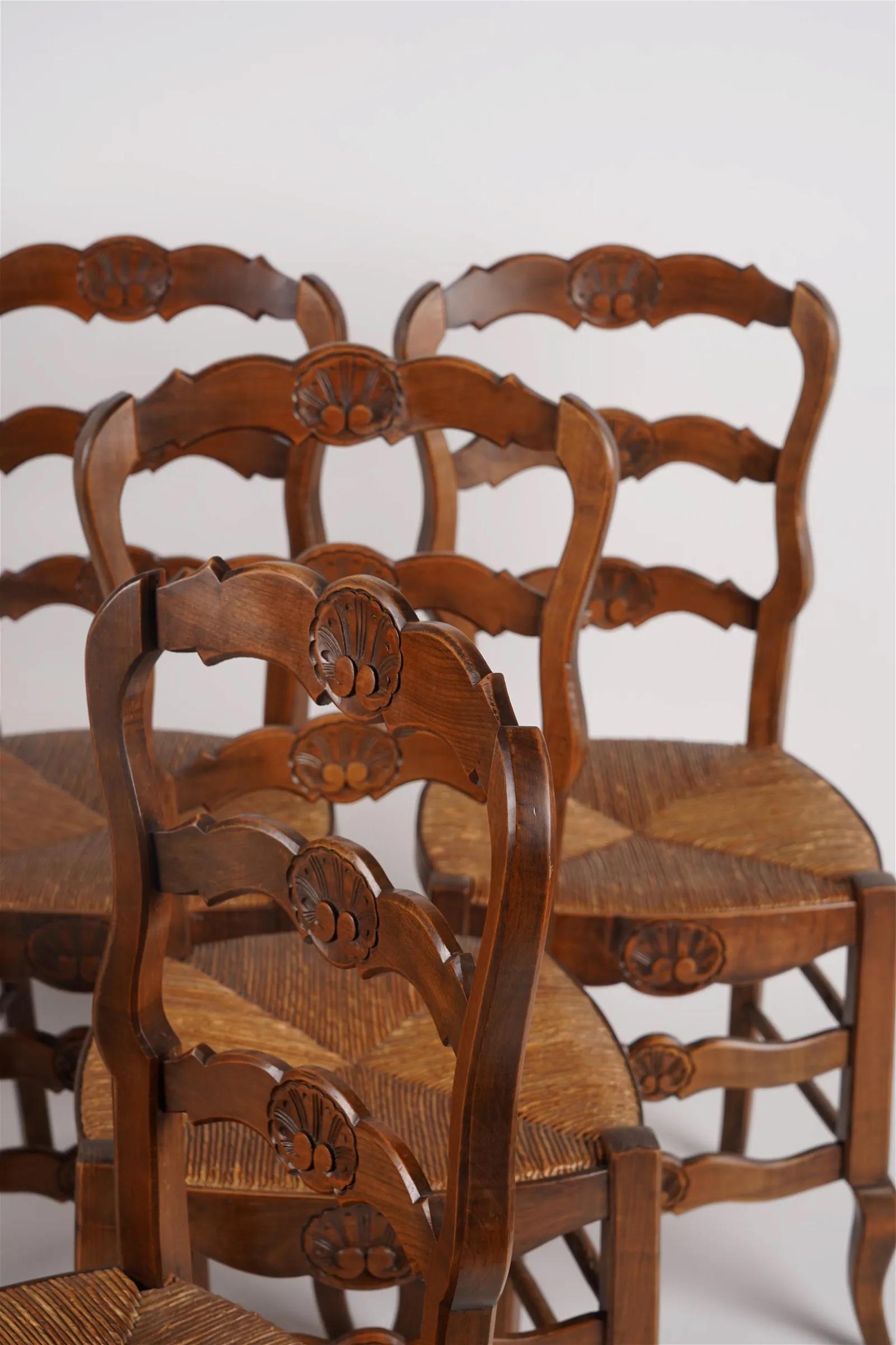 Provincial français Ensemble de six chaises de salle à manger en hêtre sculpté de style provincial français, avec sièges en jonc, milieu du 19e s. en vente