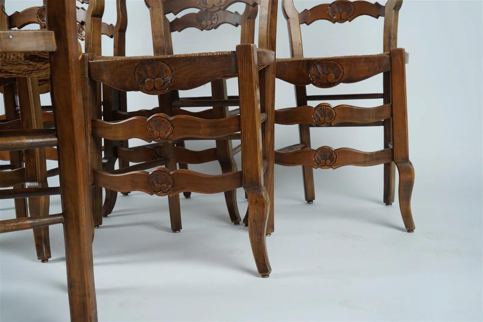 Français Ensemble de six chaises de salle à manger en hêtre sculpté de style provincial français, avec sièges en jonc, milieu du 19e s. en vente