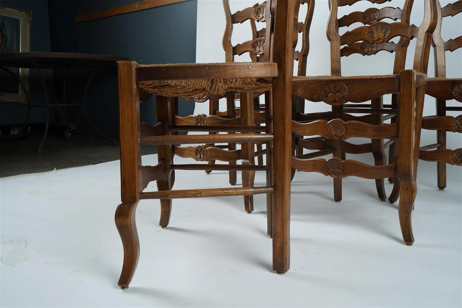 Sculpté à la main Ensemble de six chaises de salle à manger en hêtre sculpté de style provincial français, avec sièges en jonc, milieu du 19e s. en vente