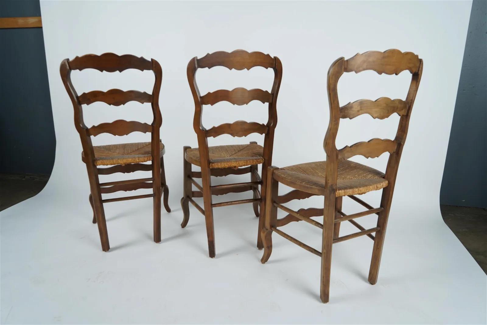 Ensemble de six chaises de salle à manger en hêtre sculpté de style provincial français, avec sièges en jonc, milieu du 19e s. Bon état - En vente à Los Angeles, CA