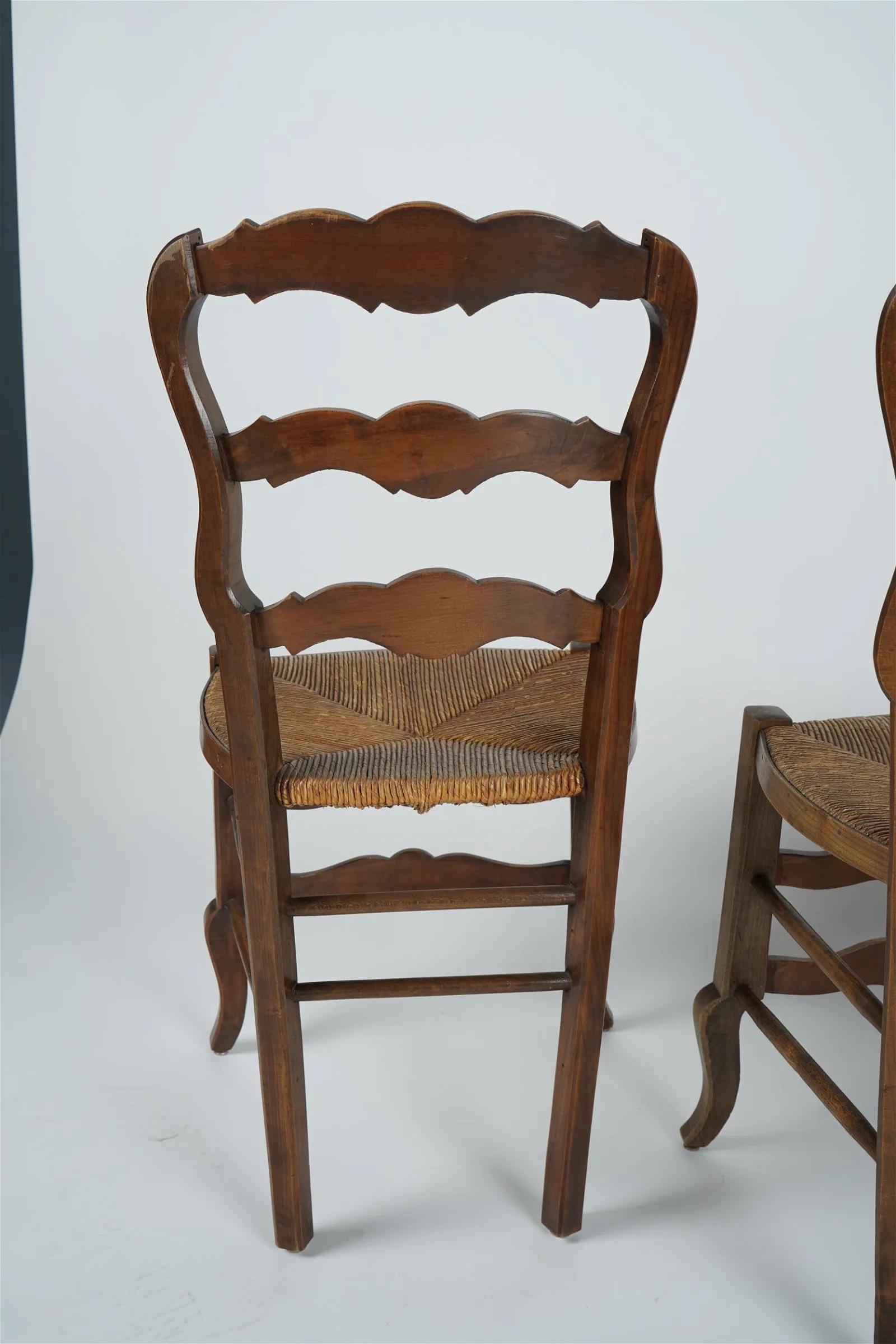 XIXe siècle Ensemble de six chaises de salle à manger en hêtre sculpté de style provincial français, avec sièges en jonc, milieu du 19e s. en vente