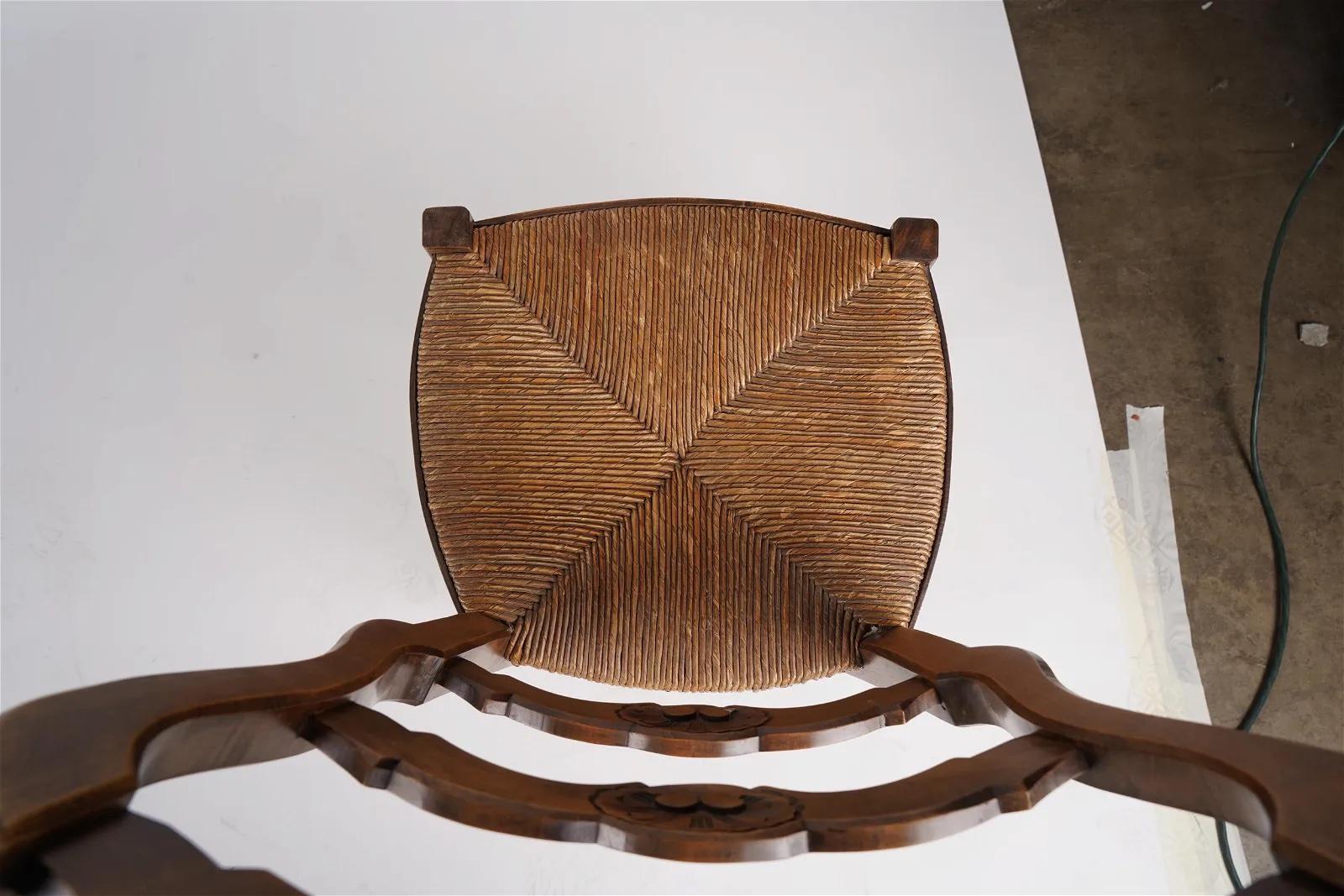 Bois de feuillus Ensemble de six chaises de salle à manger en hêtre sculpté de style provincial français, avec sièges en jonc, milieu du 19e s. en vente
