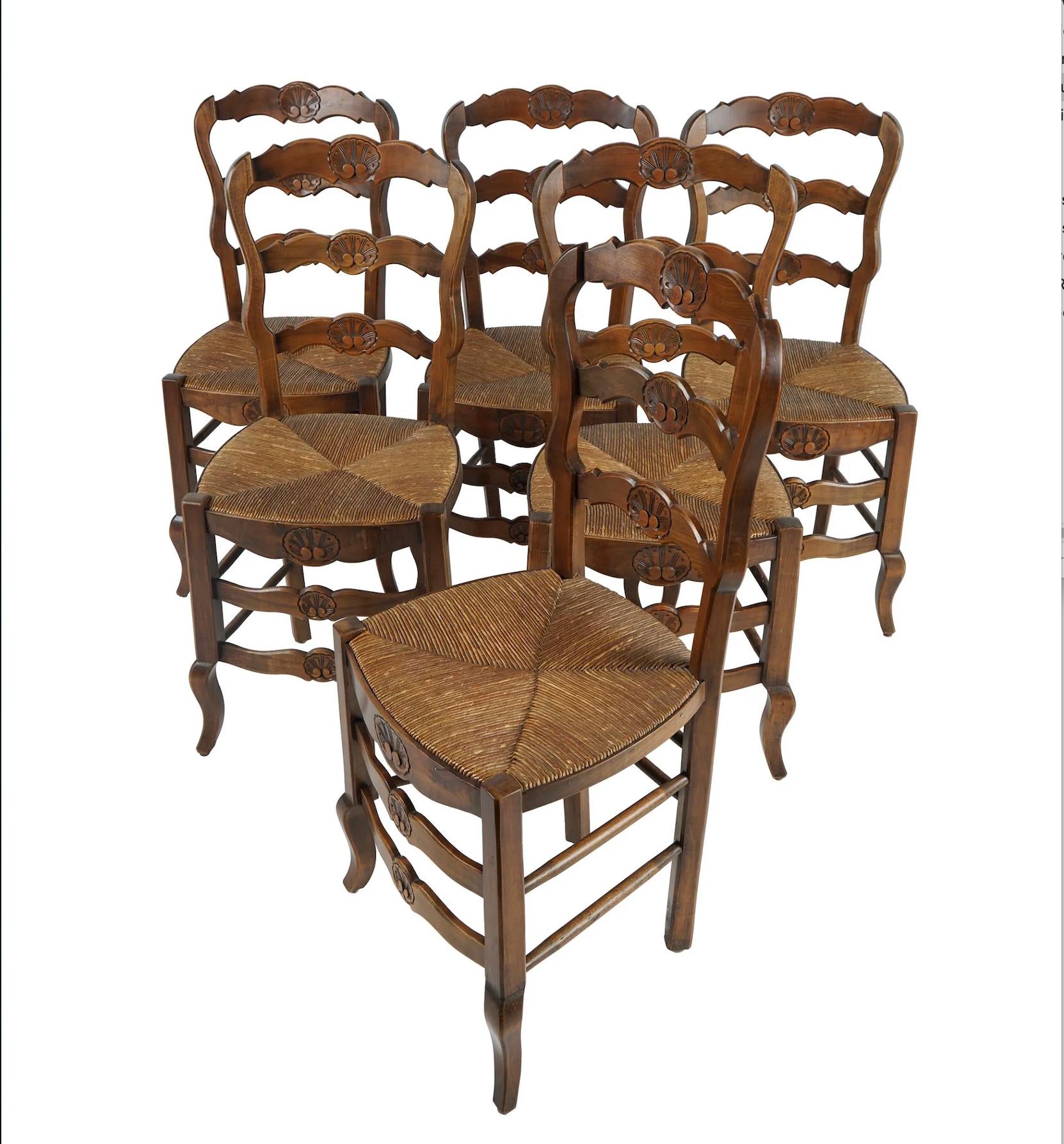 Ensemble de six chaises de salle à manger en hêtre sculpté de style provincial français, avec sièges en jonc, milieu du 19e s. en vente 1