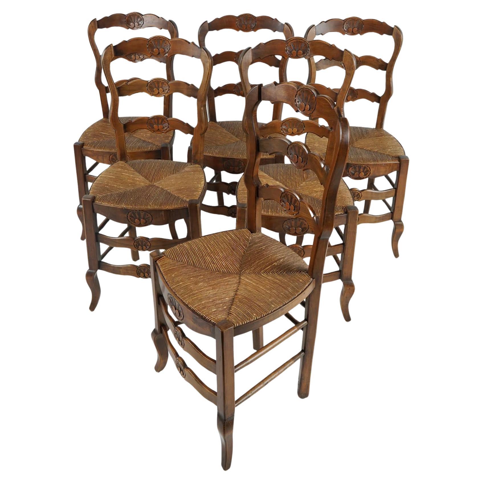 Ensemble de six chaises de salle à manger en hêtre sculpté de style provincial français, avec sièges en jonc, milieu du 19e s. en vente