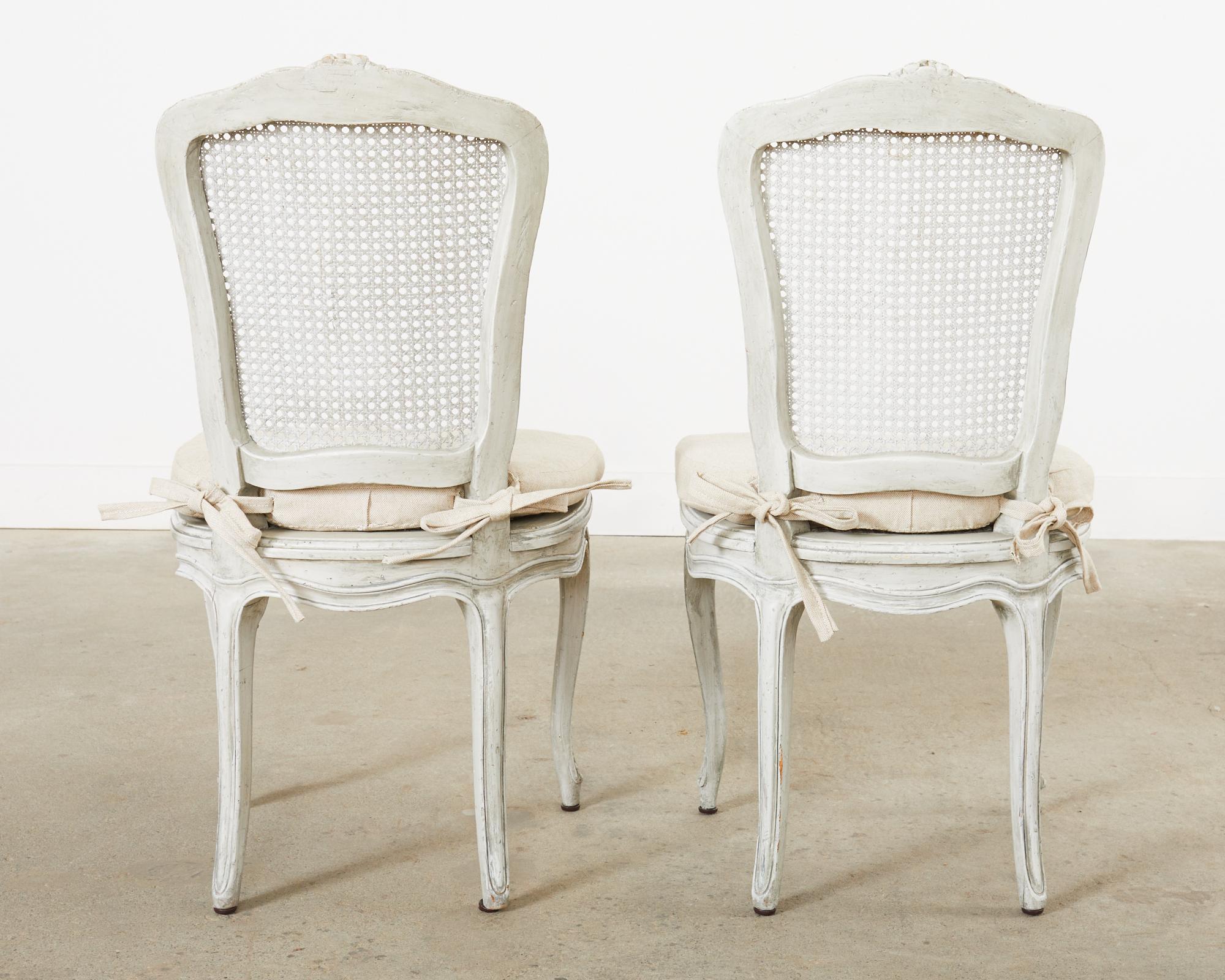 Ensemble de six chaises de salle à manger de style provincial français en rotin peint en vente 12