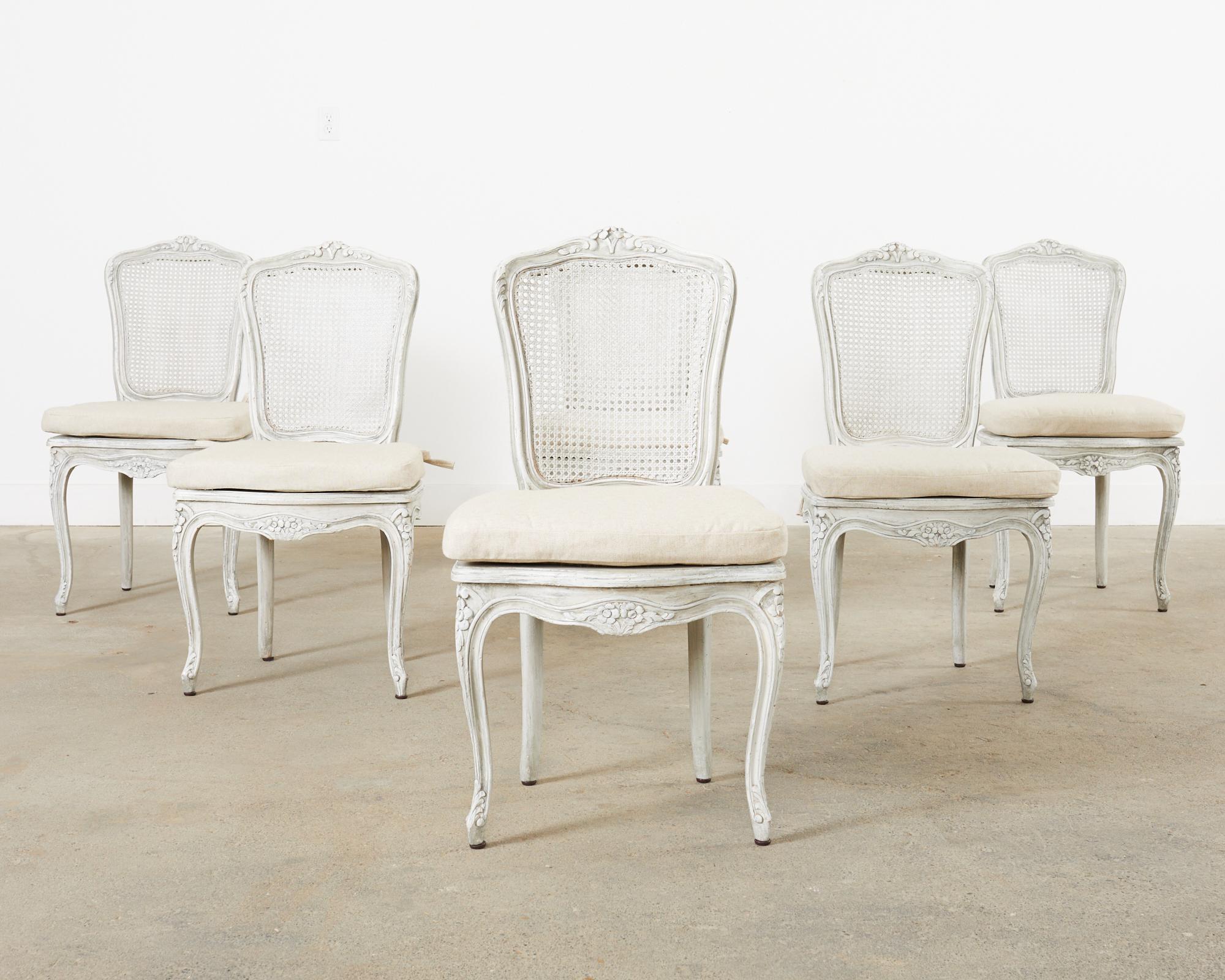 Provincial français Ensemble de six chaises de salle à manger de style provincial français en rotin peint en vente