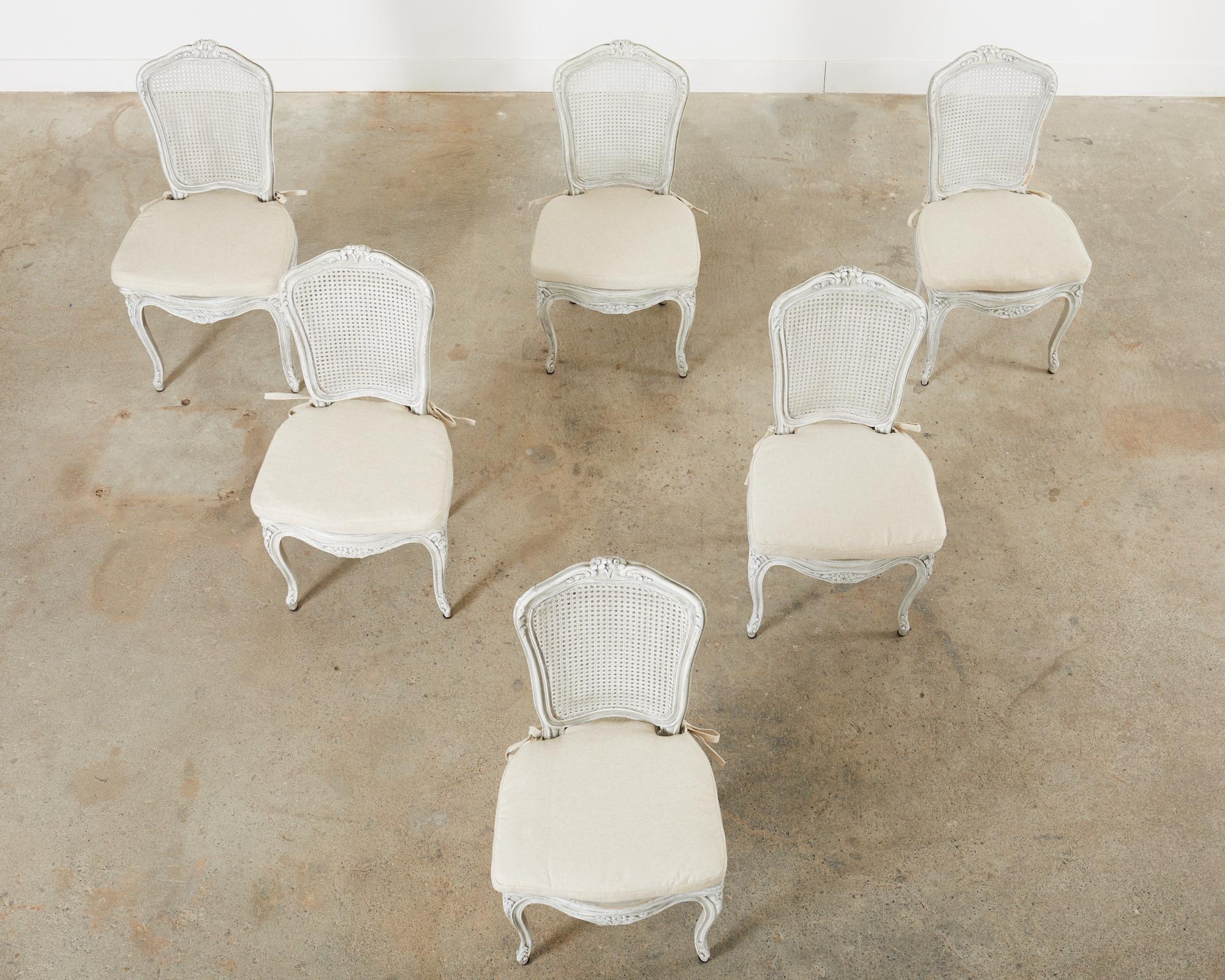 Français Ensemble de six chaises de salle à manger de style provincial français en rotin peint en vente