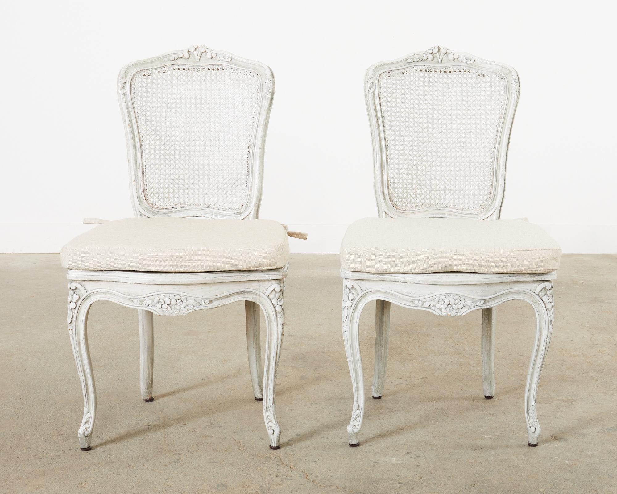 Peint Ensemble de six chaises de salle à manger de style provincial français en rotin peint en vente