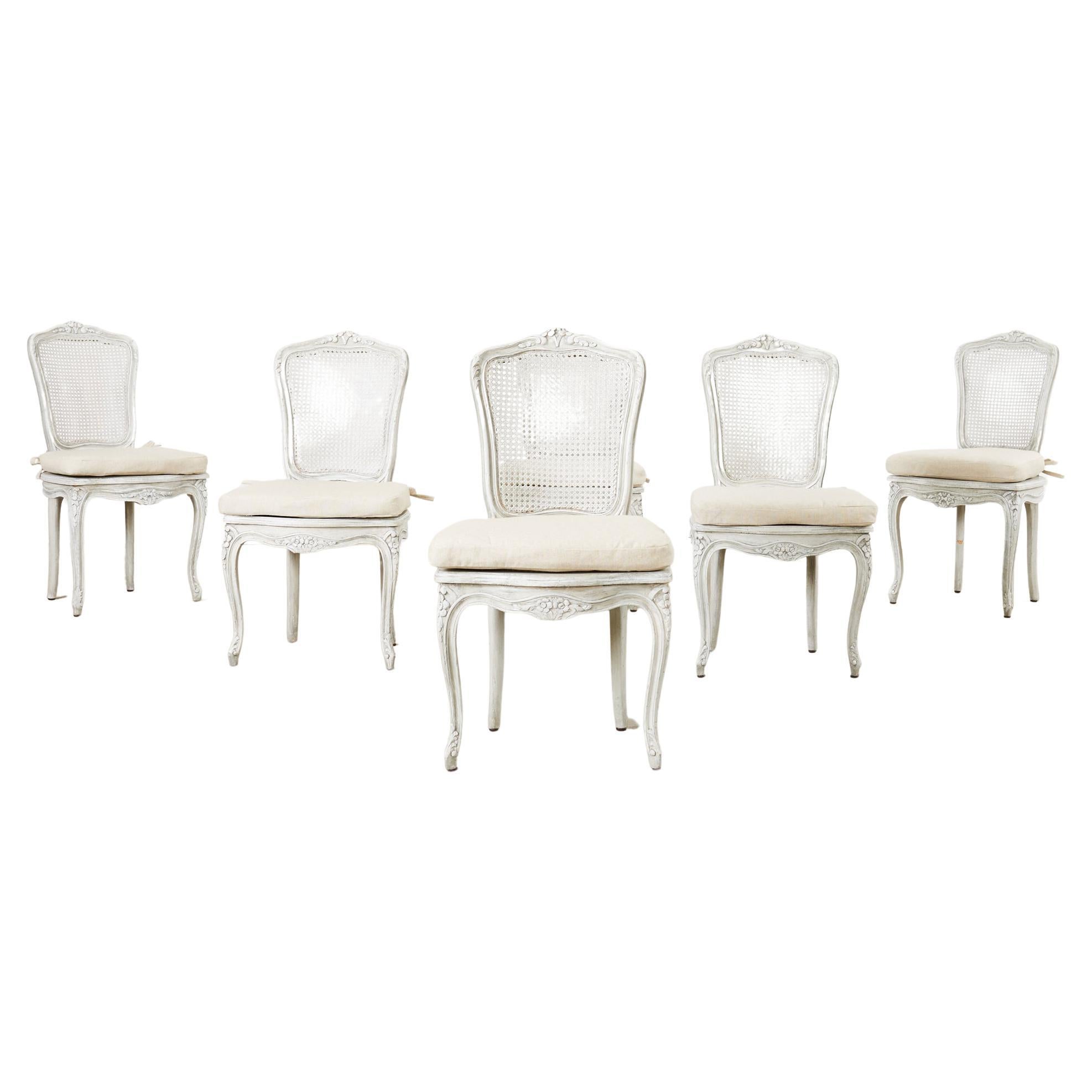 Ensemble de six chaises de salle à manger de style provincial français en rotin peint en vente