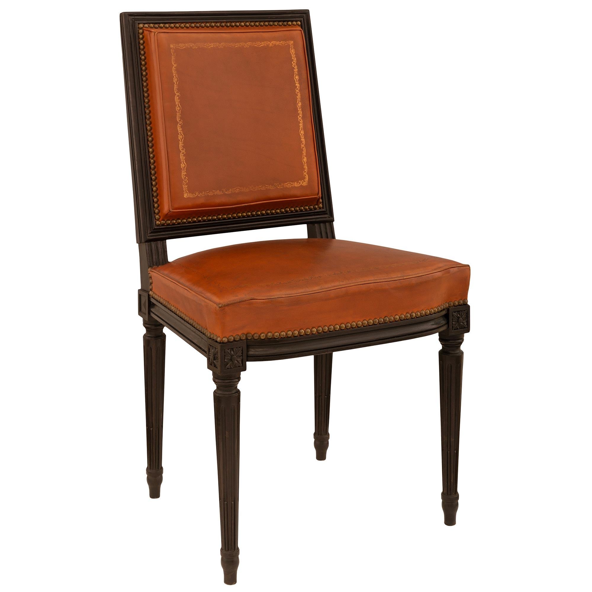 Français Ensemble de six chaises d'appoint Louis XVI du début du siècle en bois fruitier en vente
