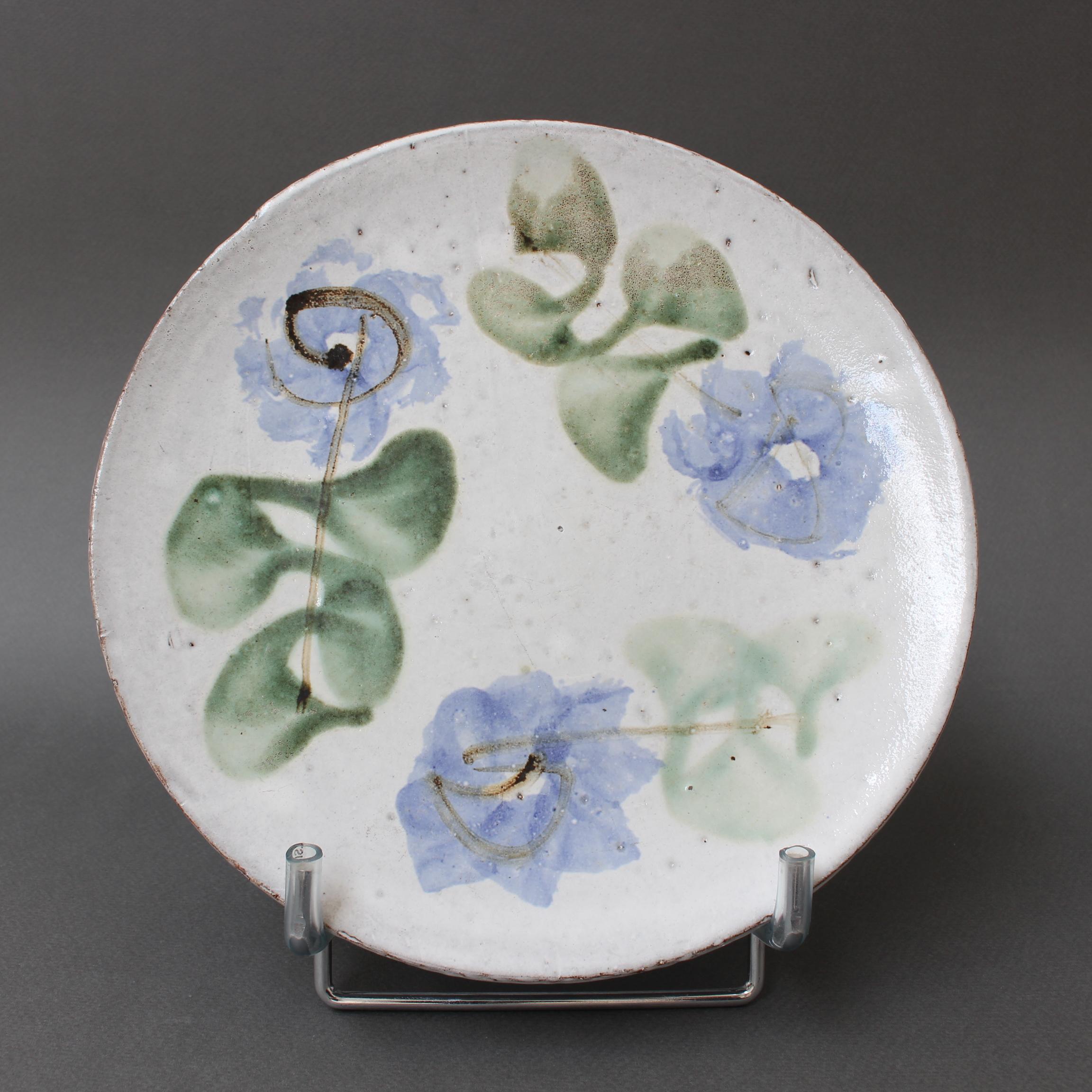 Set of six French vintage ceramic plates (circa 1960s) by Albert Thiry. With the trademark Thiry design and decoration scheme, these plates' base colour is done in a chalky-white glaze with painted blue flowers and green leaves. They are elegantly