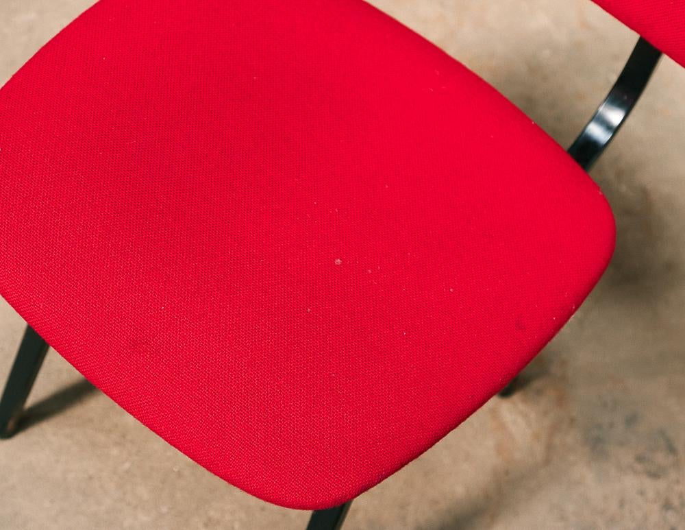 The Revolt chair, originally designed in 1953 by the Dutch industrial designer Friso Kramer, is a true design cult Classic.

Exhibited in the Triennale di Milano in 1954.

Winner of the prestigious “Compasso d’Oro” prize in 1954.

Original red