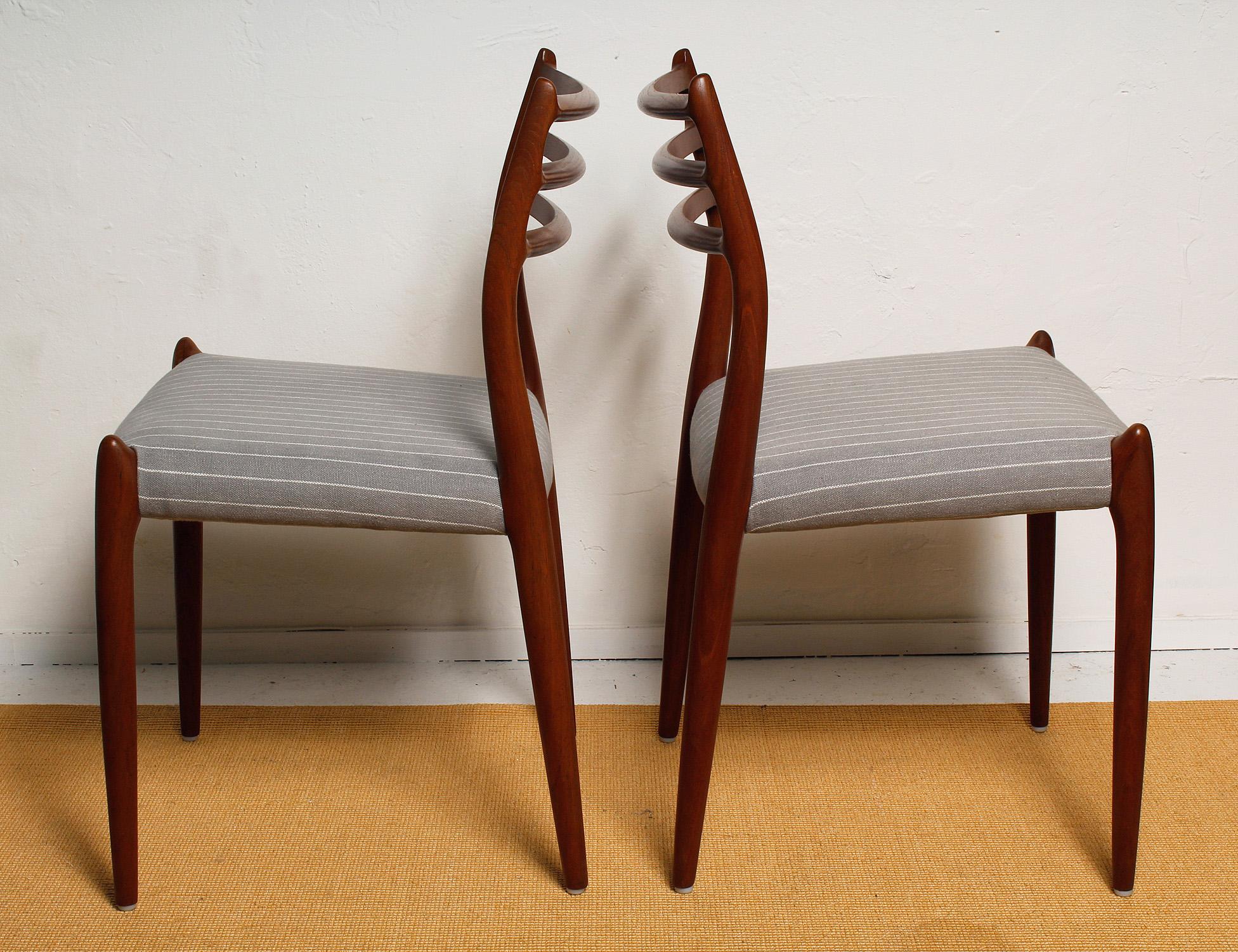 Mid-Century Modern Ensemble de six chaises de salle à manger en teck des années 1960 entièrement restaurées par Niels O. Møller en vente