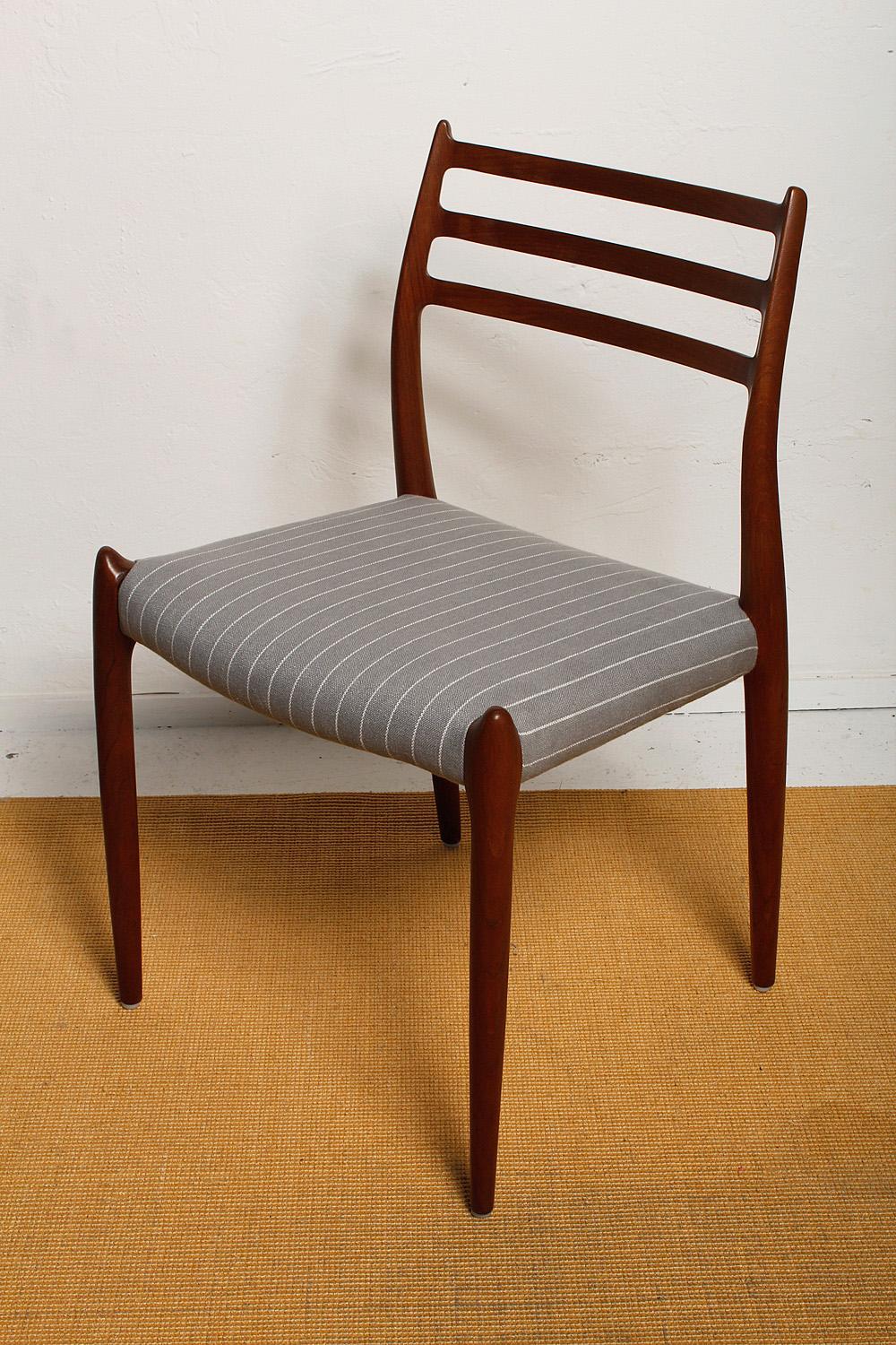 Danois Ensemble de six chaises de salle à manger en teck des années 1960 entièrement restaurées par Niels O. Møller en vente