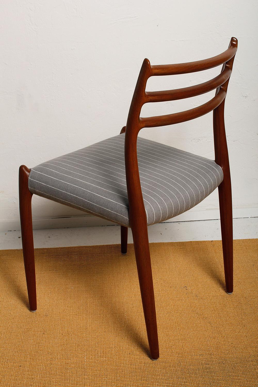 Metà XX secolo Set di sei sedie da pranzo in teak degli anni '60 completamente restaurate da Niels O. Møller in vendita
