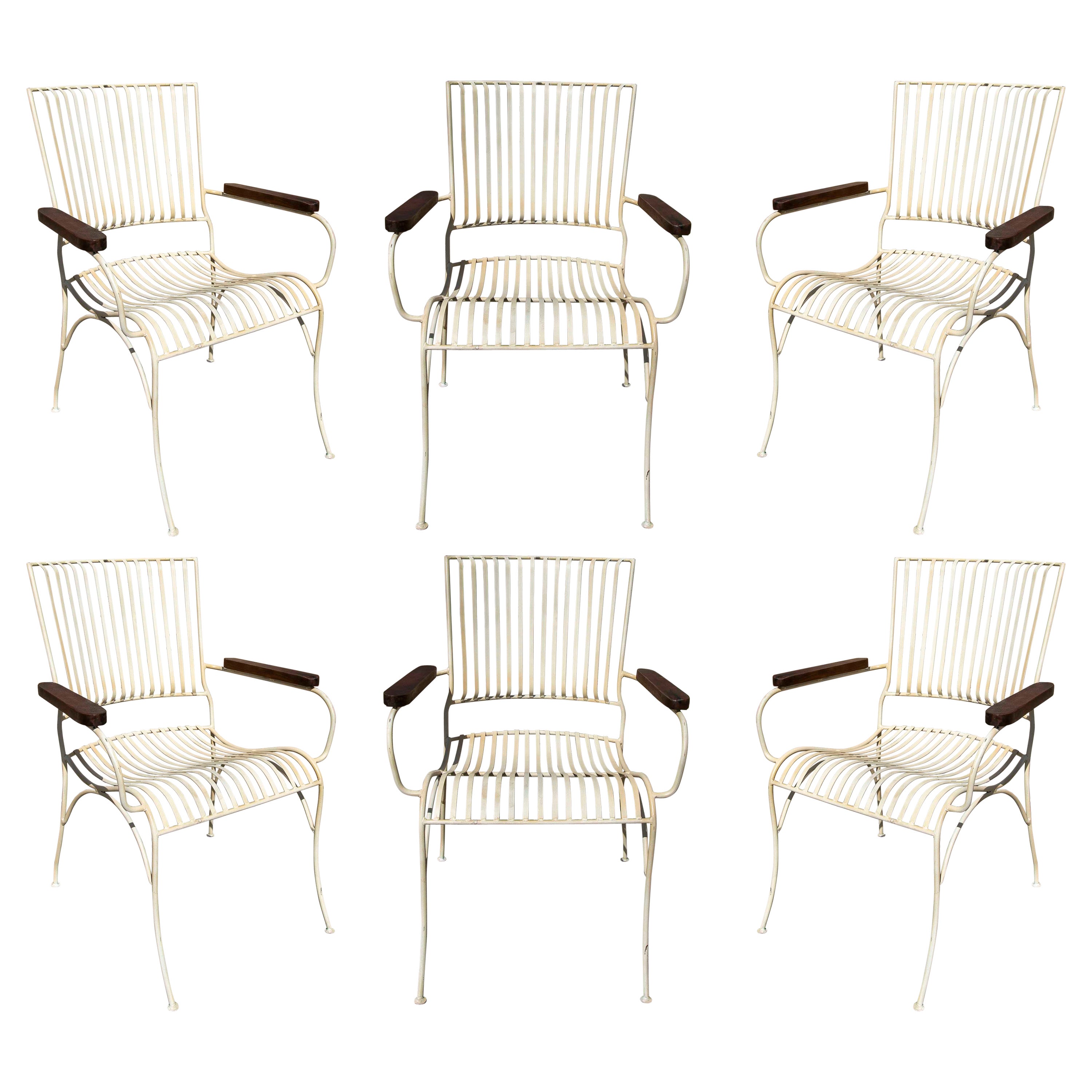 Ensemble de six chaises de jardin en fer avec accoudoirs en bois