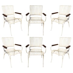 Ensemble de six chaises de jardin en fer avec accoudoirs en bois