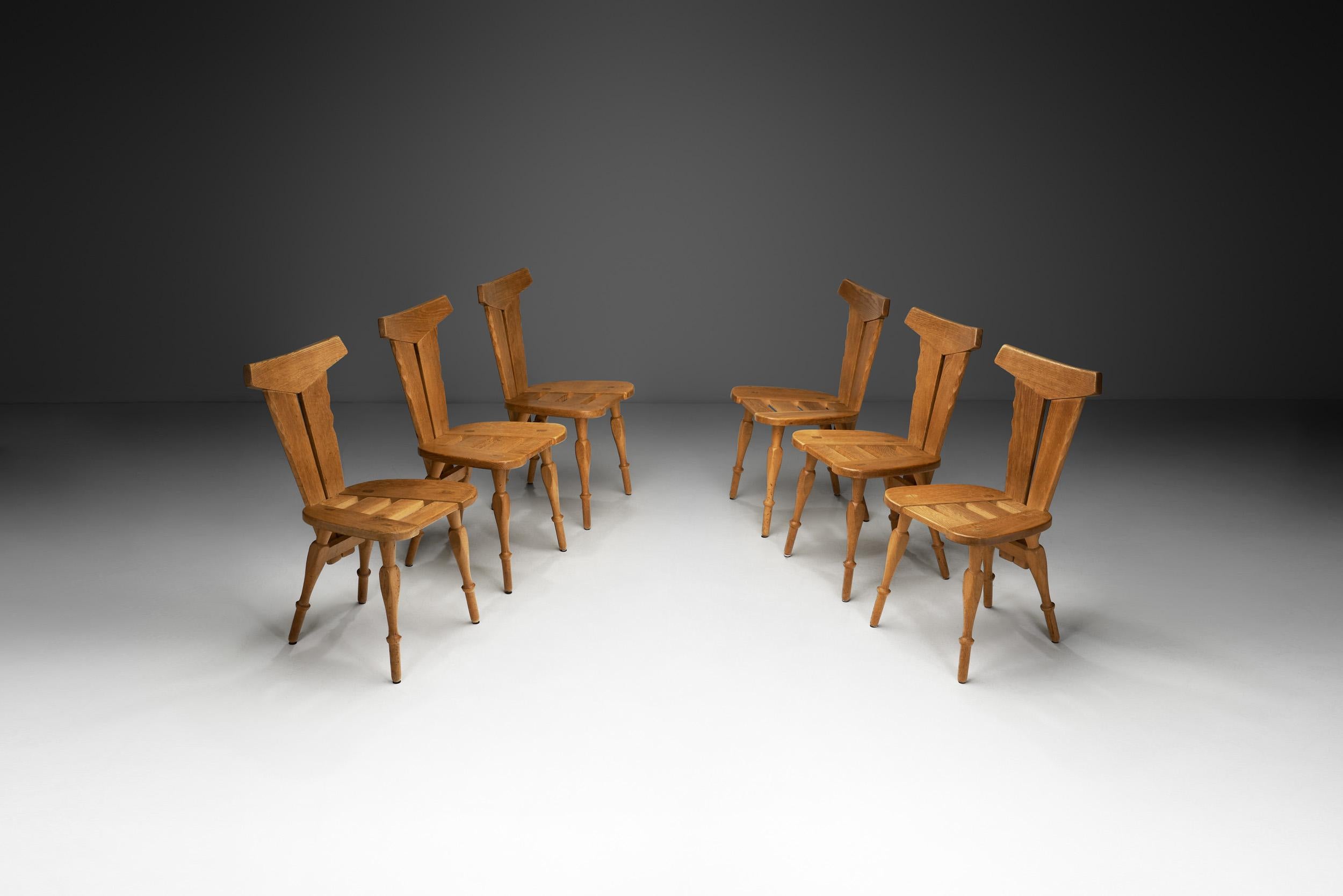 Dieses außergewöhnliche Set aus sechs Esszimmerstühlen ist ein Beispiel für die harmonische Verschmelzung von modernem Design aus der Mitte des Jahrhunderts mit europäischer Handwerkskunst. Das Design dieser Esszimmerstühle nutzt geometrische
