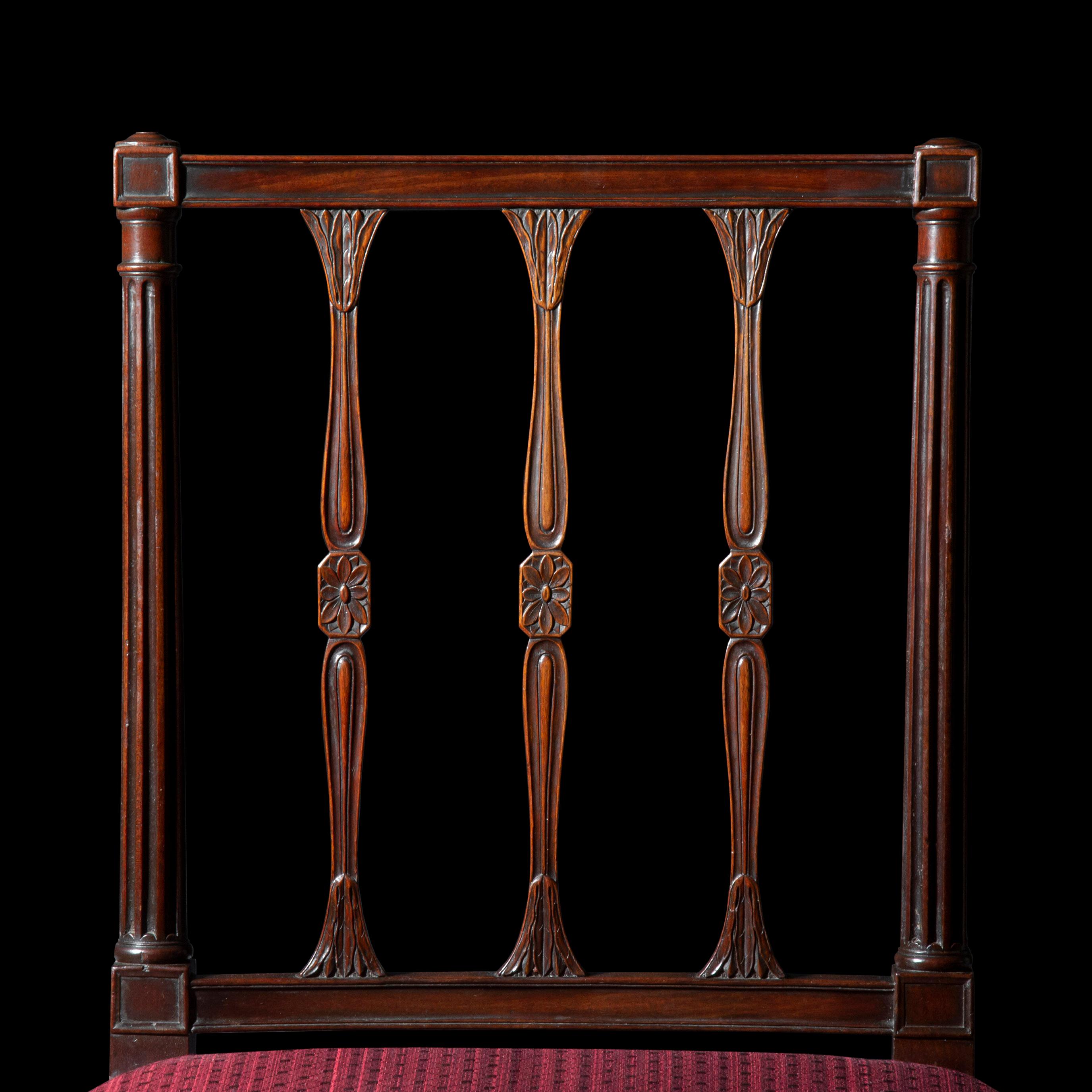Un ensemble de six chaises de salle à manger en acajou d'époque George III, extrêmement élégantes et de superbe qualité.  Une paire de fauteuils assortis est disponible séparément.

Anglais, vers 1780-1800

Pourquoi nous les aimons
Modèle