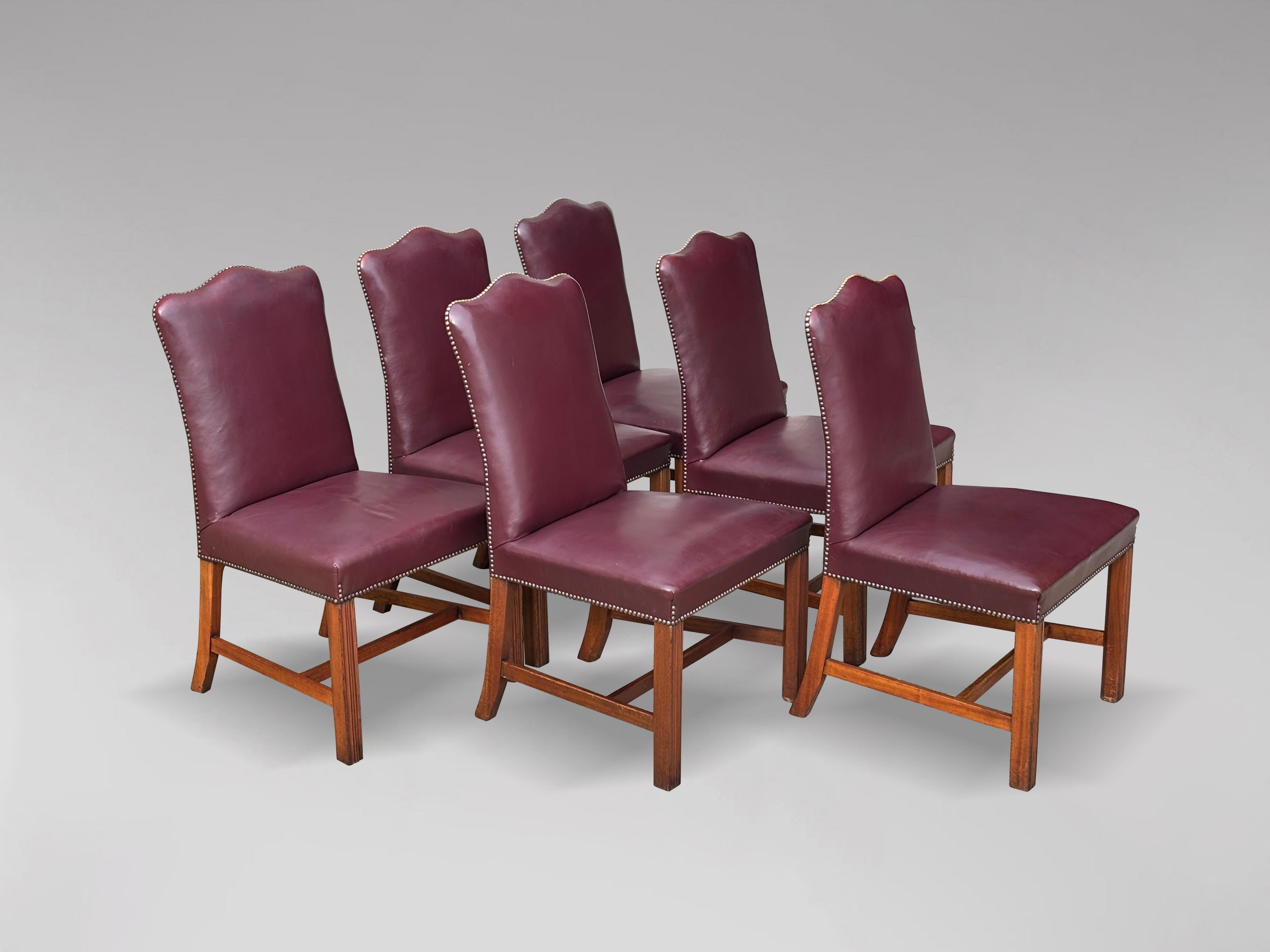 Satz von sechs burgunderroten Leder-Esszimmerstühlen im George-III-Stil (George III.) im Angebot