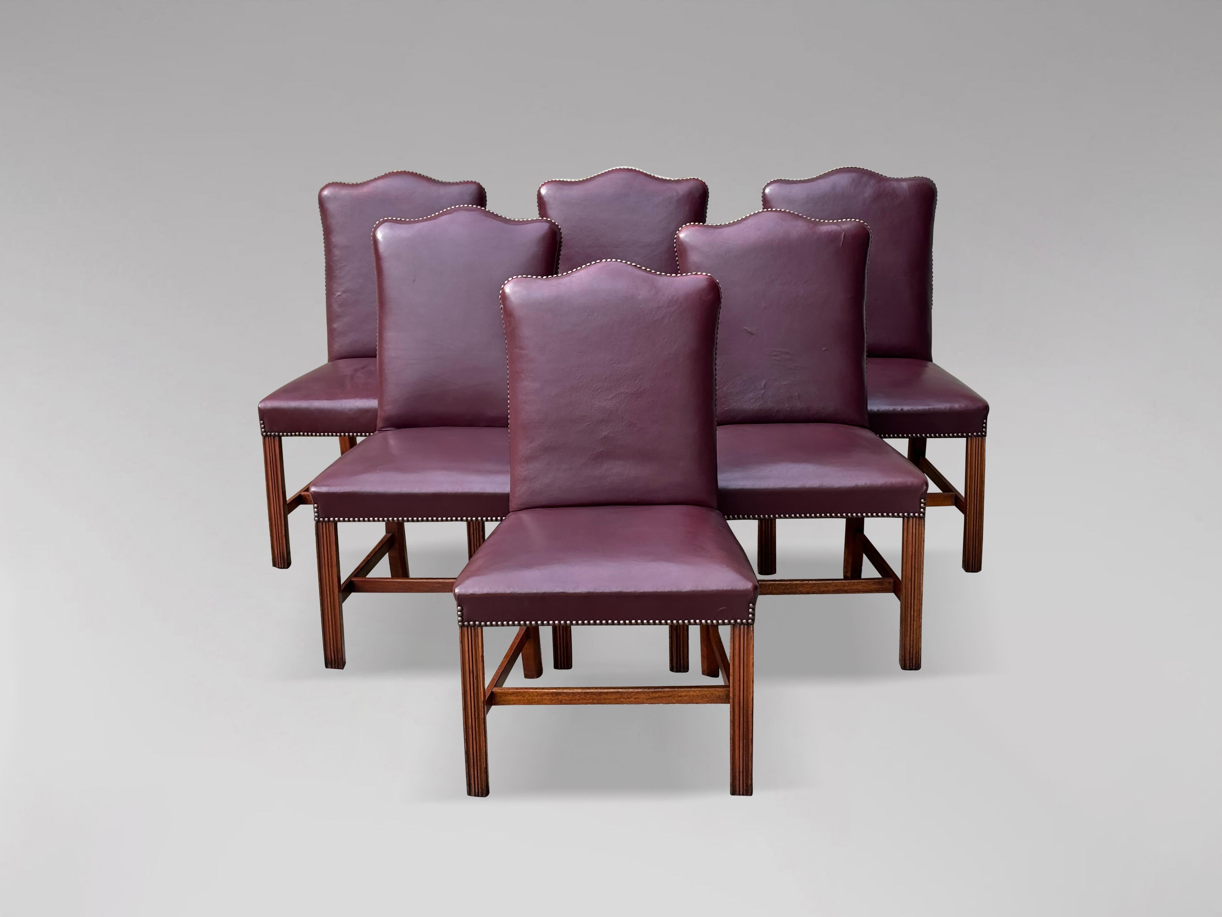 Satz von sechs burgunderroten Leder-Esszimmerstühlen im George-III-Stil (Britisch) im Angebot