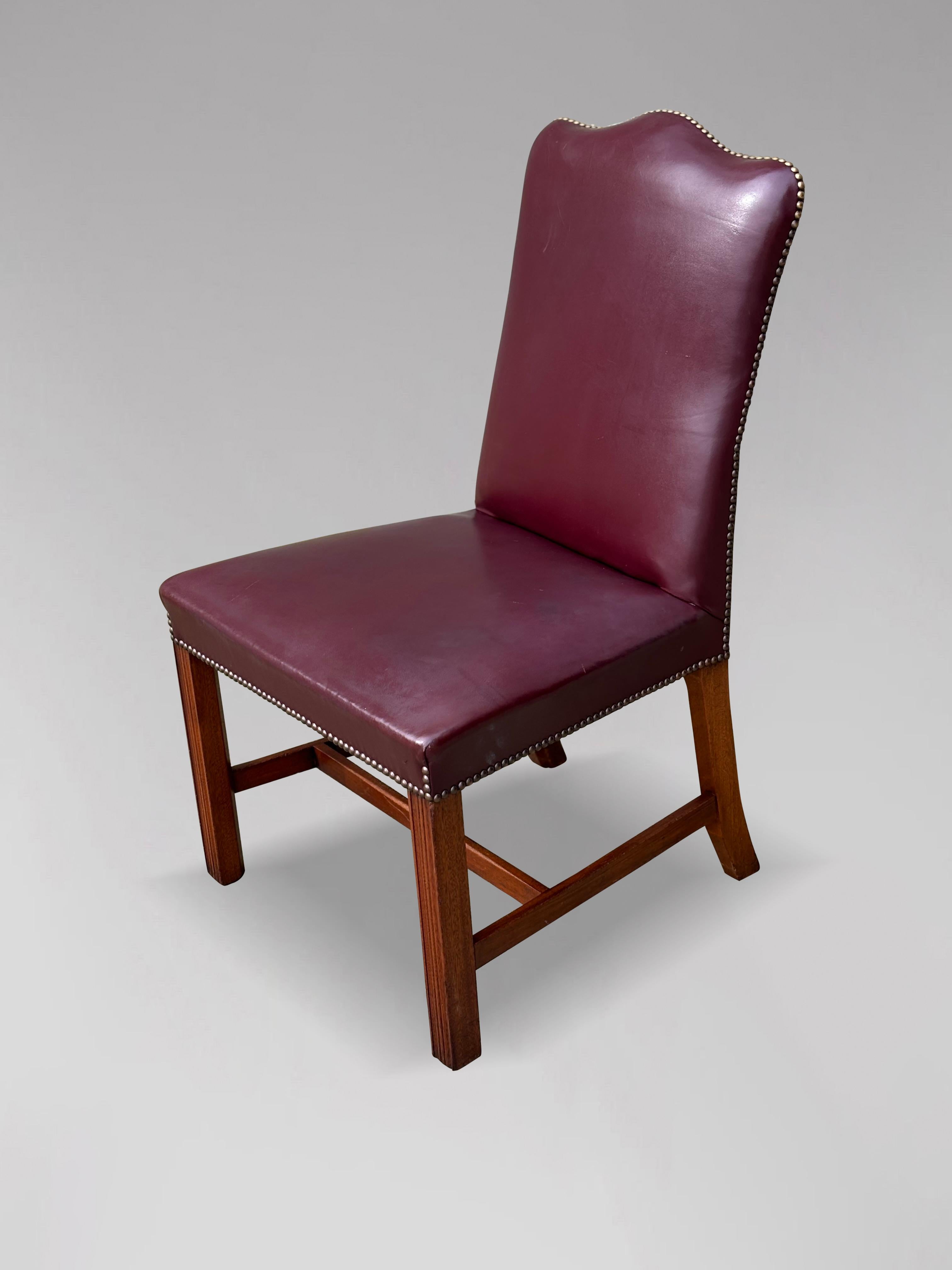 Satz von sechs burgunderroten Leder-Esszimmerstühlen im George-III-Stil (Handgefertigt) im Angebot