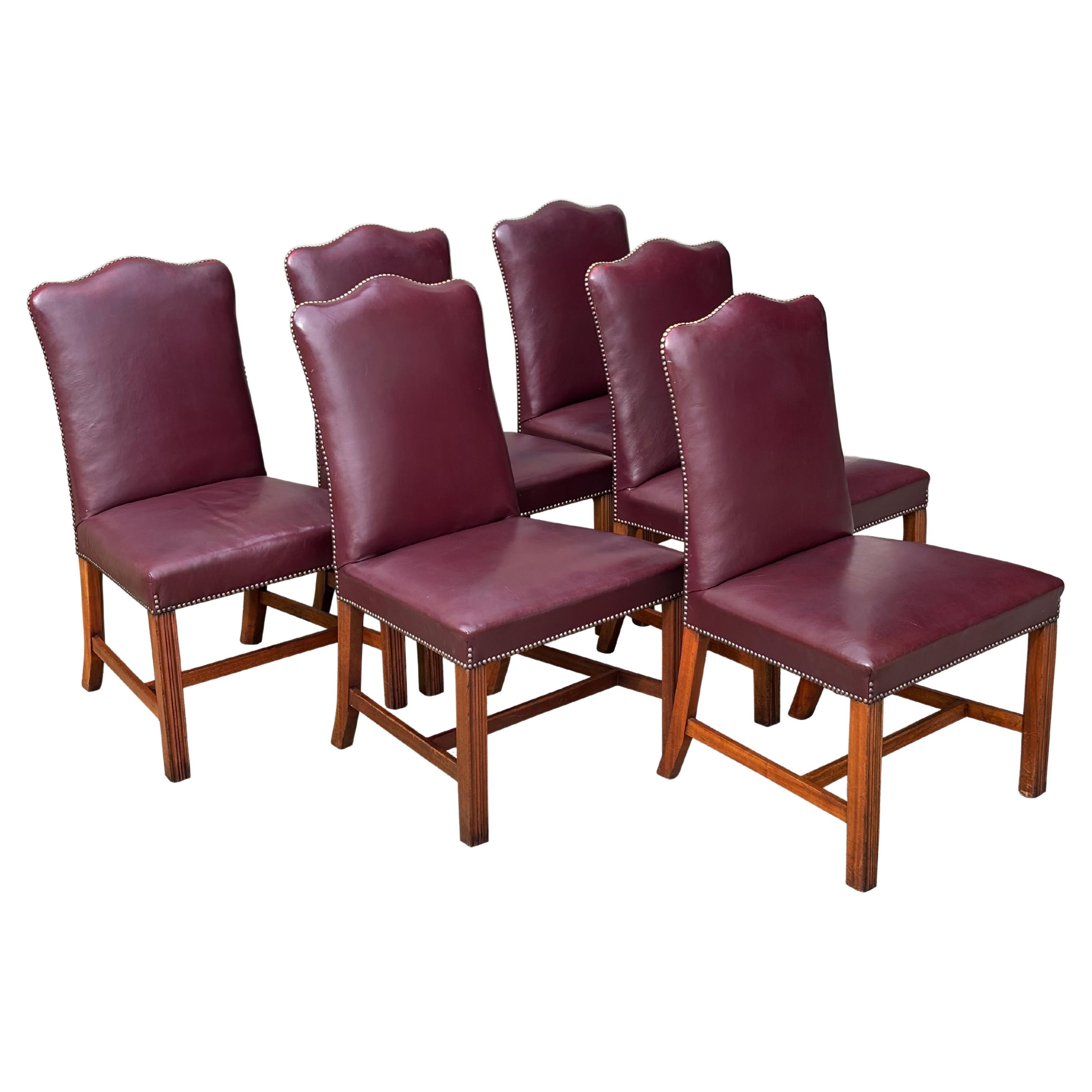 Satz von sechs burgunderroten Leder-Esszimmerstühlen im George-III-Stil im Angebot