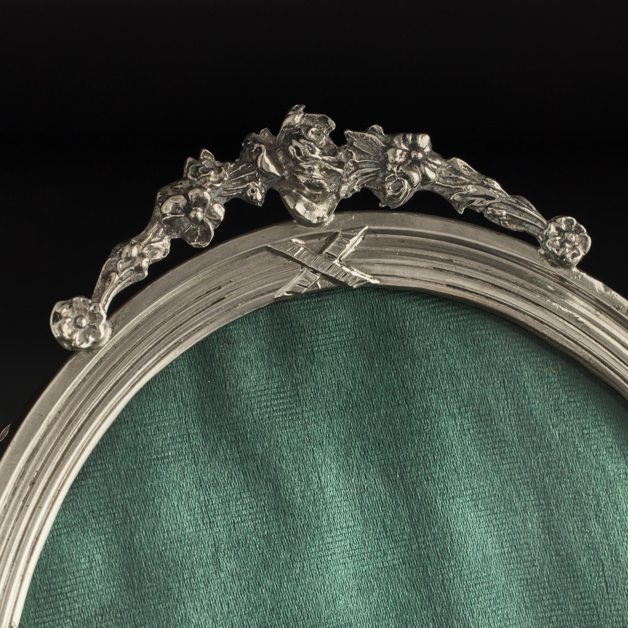 Antique oval silver photograph frame In Good Condition For Sale In London, GB