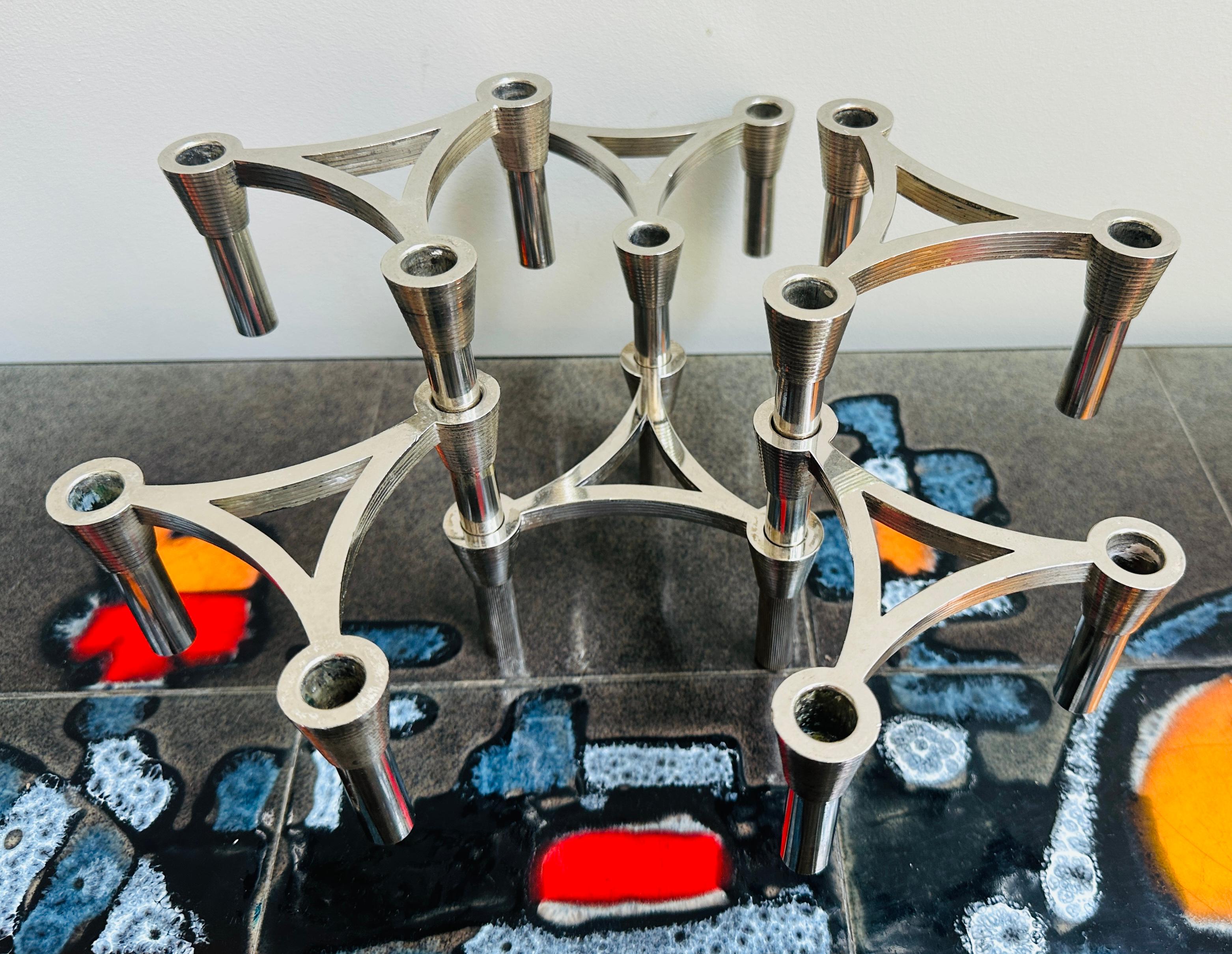 Un set di 6 portacandele a incastro Sinodin 3Plus placcati in argento, risalenti agli anni '60, simili per design e stile ai portacandele della linea Stoffi di BMF e spesso scambiati per tali.  Questa versione è placcata in argento e non in metallo